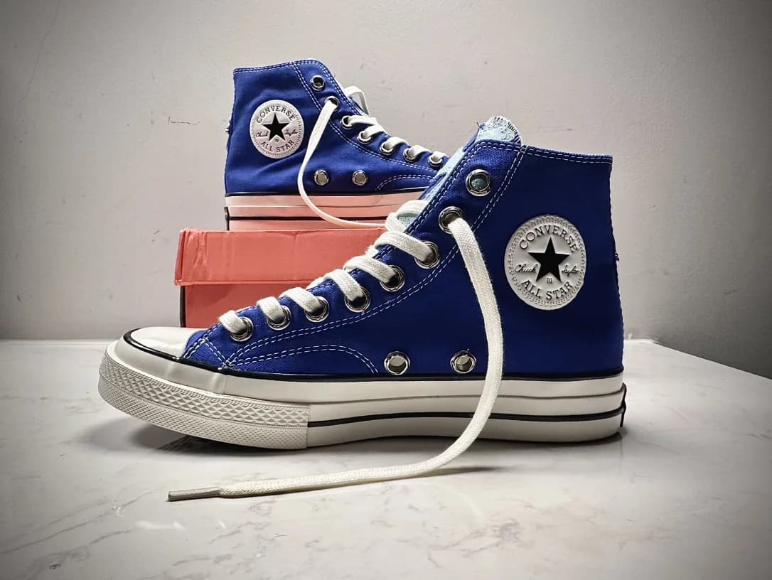 Синие высокие кеды Chrome Hearts x Converse Chuck 70 с внутренней стороны с логотипом