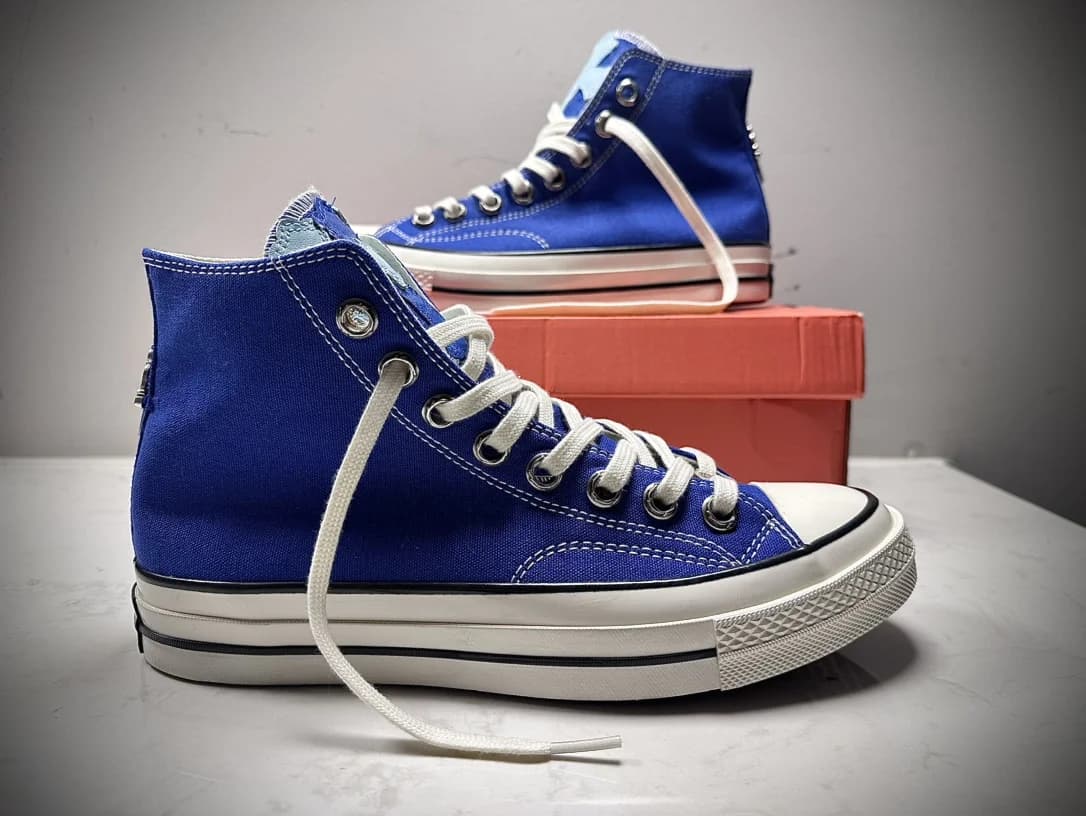 Синие высокие кеды Chrome Hearts x Converse Chuck 70 на коробке