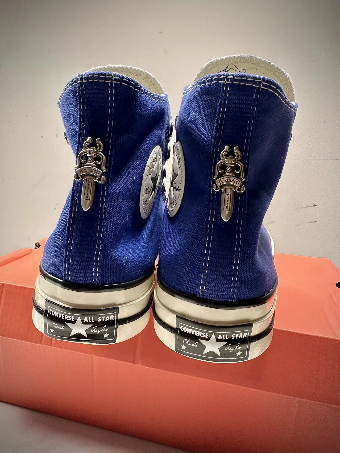 Задняя часть синих кед Chrome Hearts x Converse Chuck 70 с серебряными кинжалами