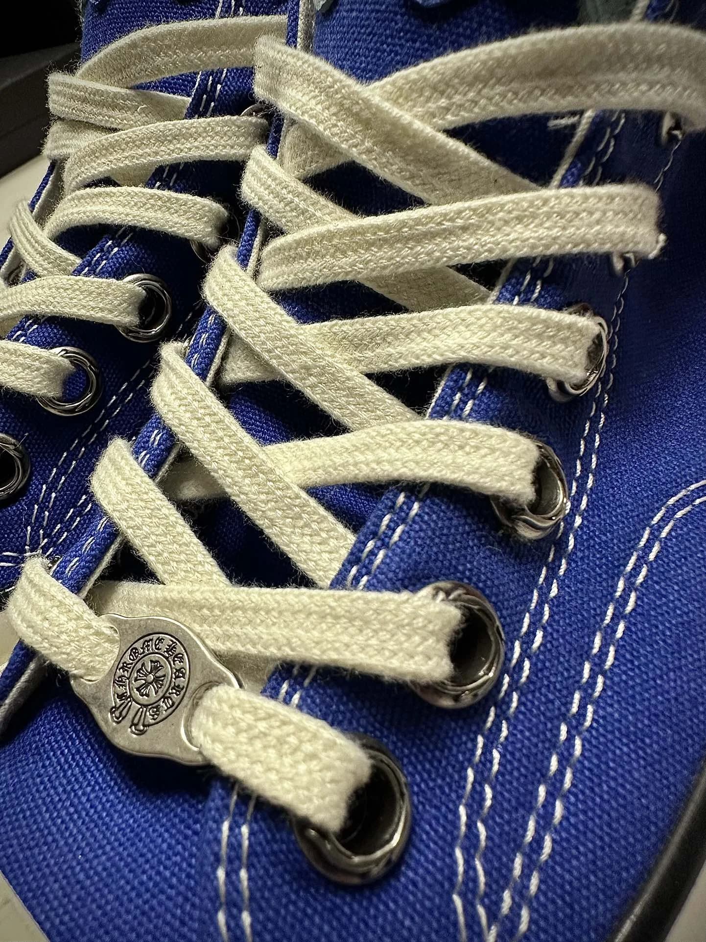 Деталь шнуровки синих кед Chrome Hearts x Converse Chuck 70 с серебряной фурнитурой