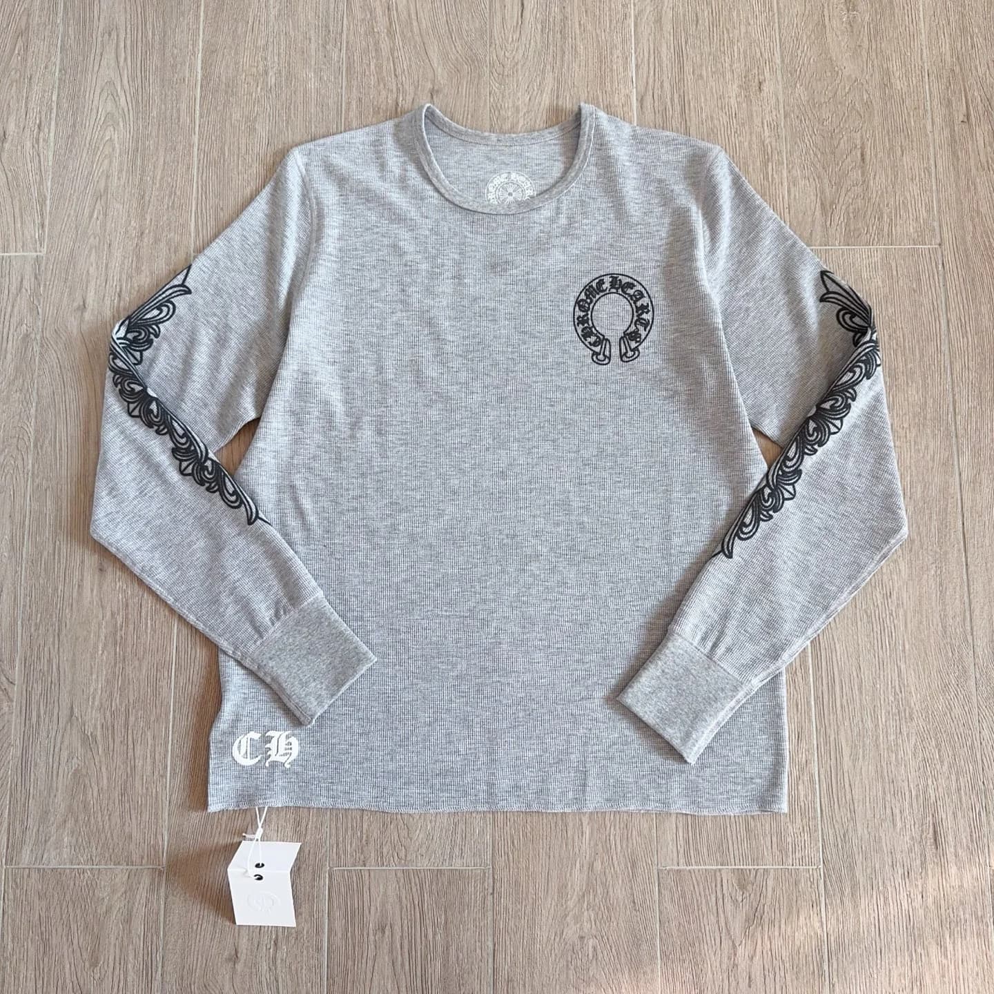 Серый лонгслив Chrome Hearts с вафельной текстурой, вид спереди