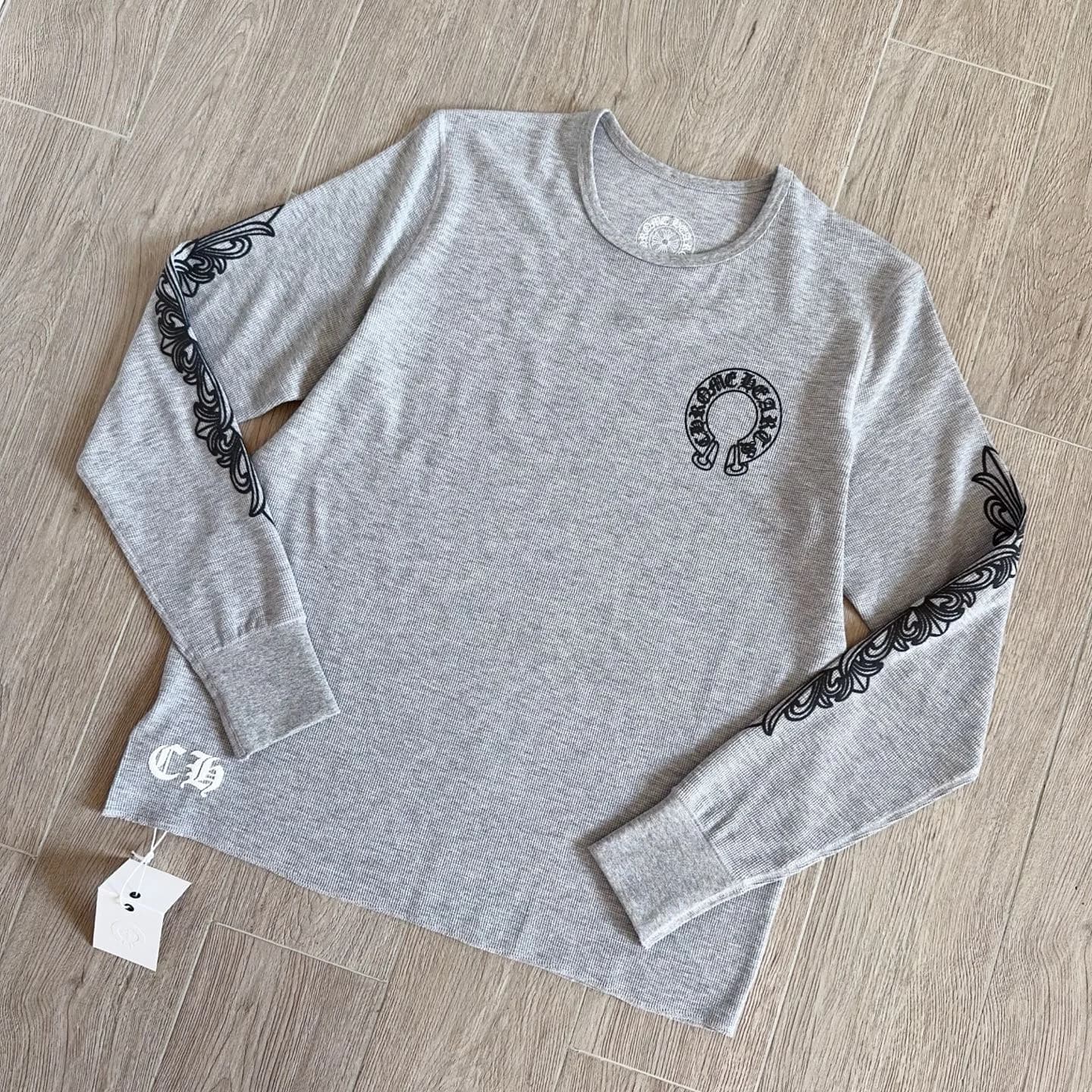 Серый вафельный лонгслив Chrome Hearts, вид под углом