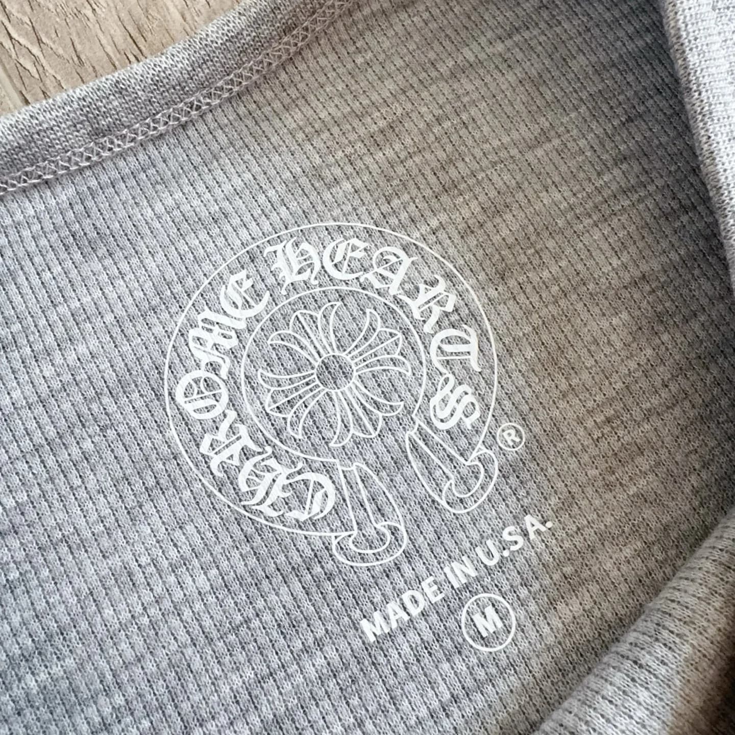 Деталь внутреннего принта с логотипом Chrome Hearts на сером лонгсливе