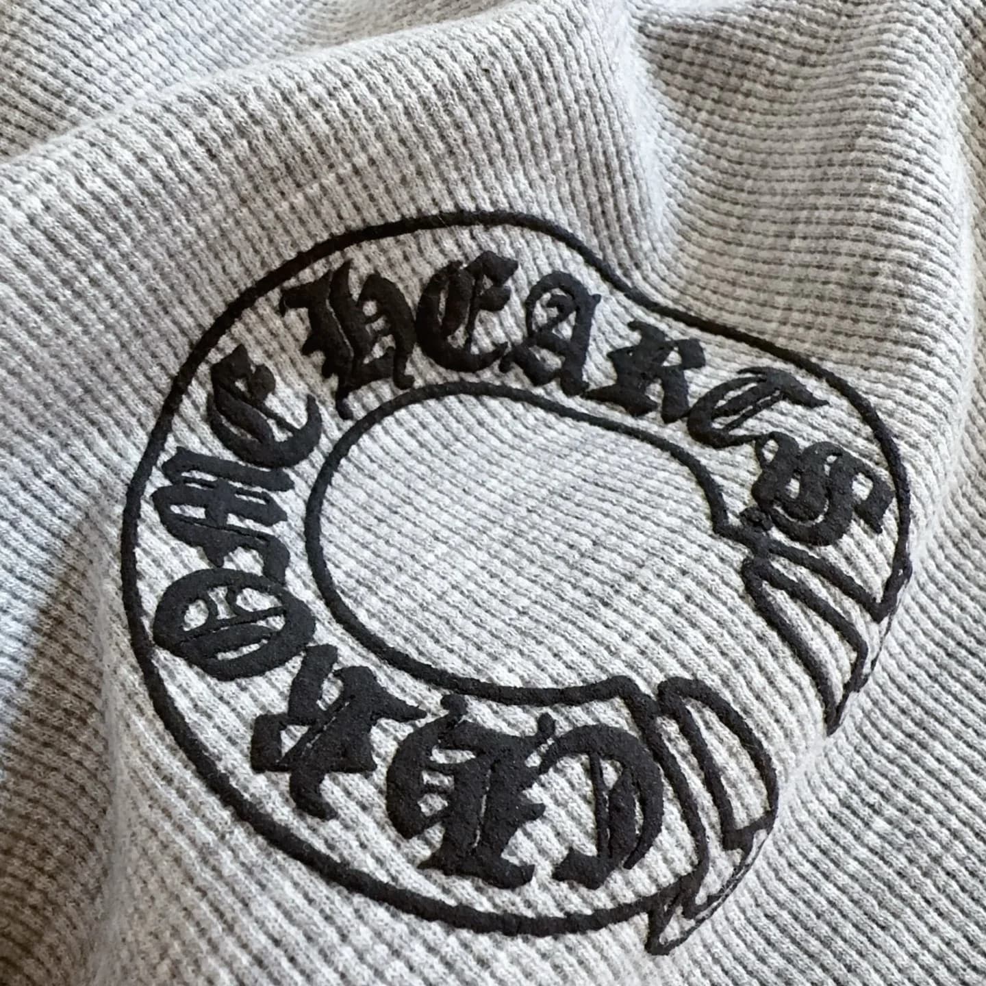 Принт в виде подковы Chrome Hearts на груди серого лонгслива