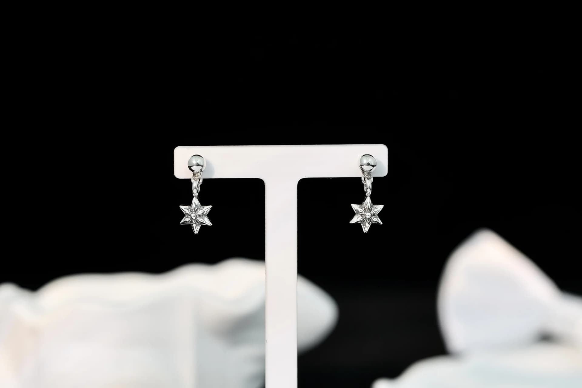 Пара серебряных серег Chrome Hearts Star Drop на демонстрационной подставке