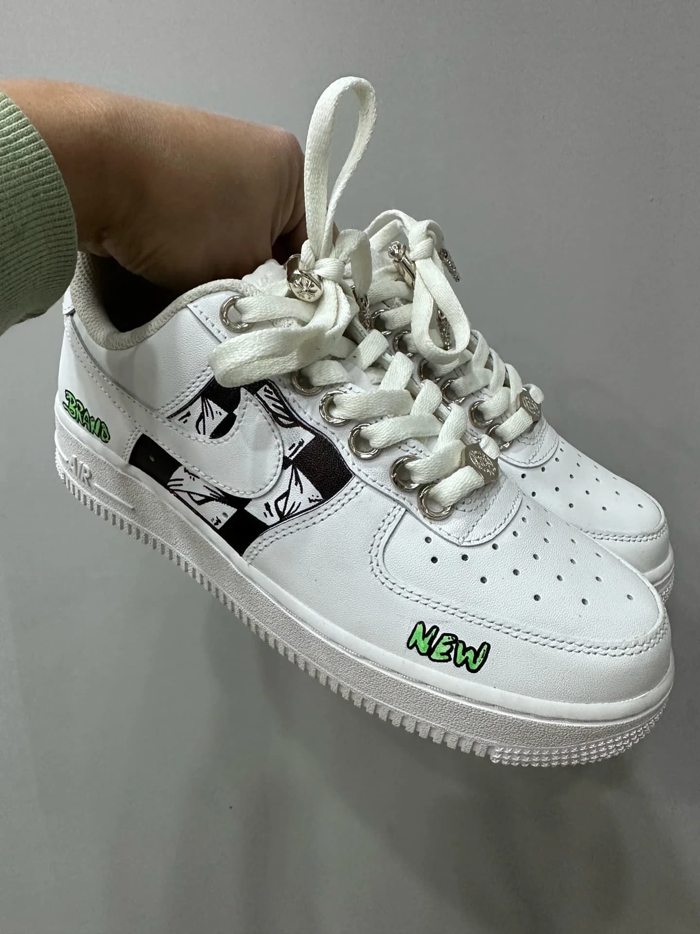 Белые кожаные кроссовки Chrome Hearts x Nike Air Force 1 Matty Boy с ручной росписью и серебряной фурнитурой, вид сбоку