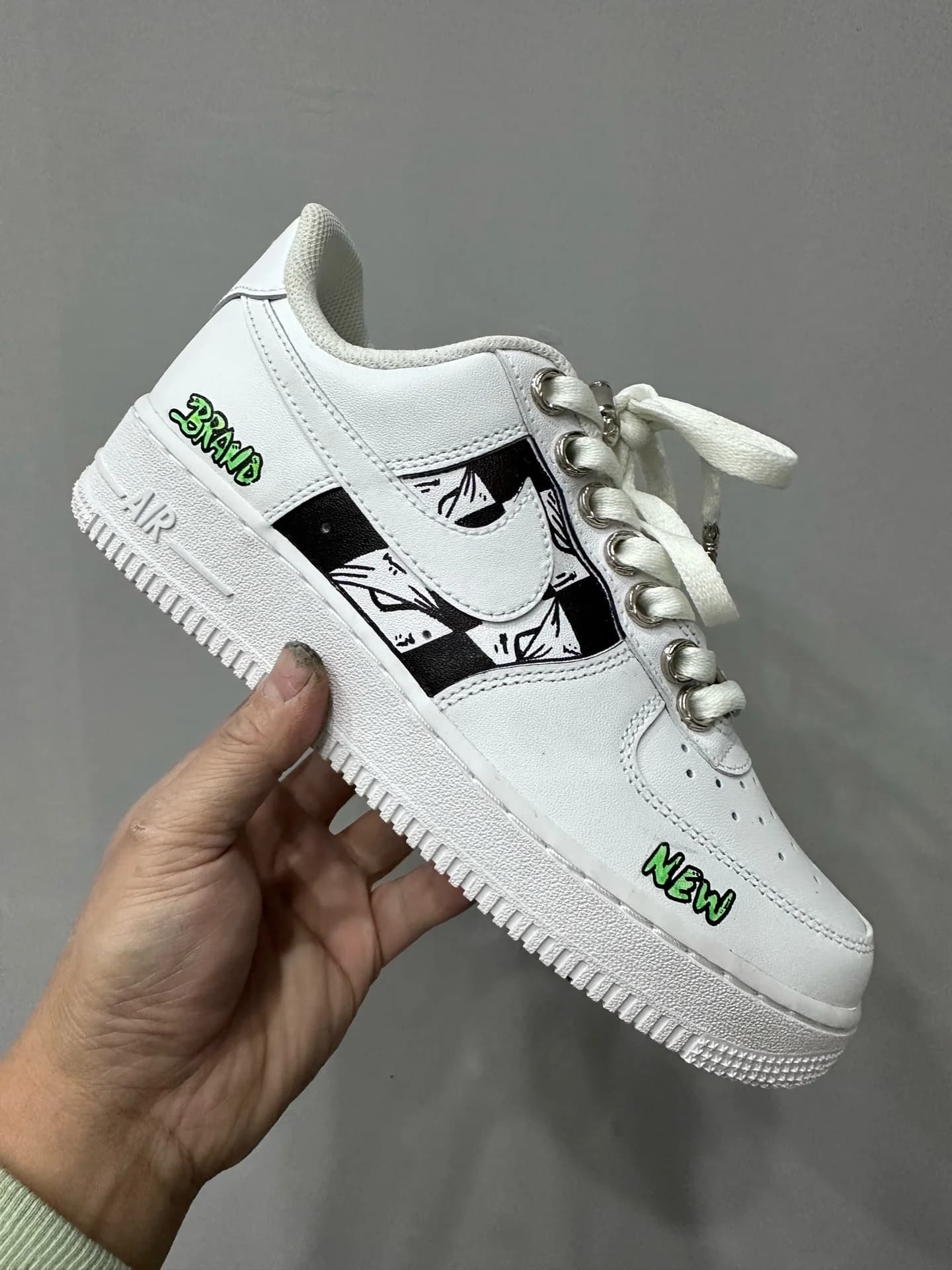 Кастомные кроссовки Chrome Hearts x Nike Air Force 1 Matty Boy из белой кожи с граффити, вид сбоку