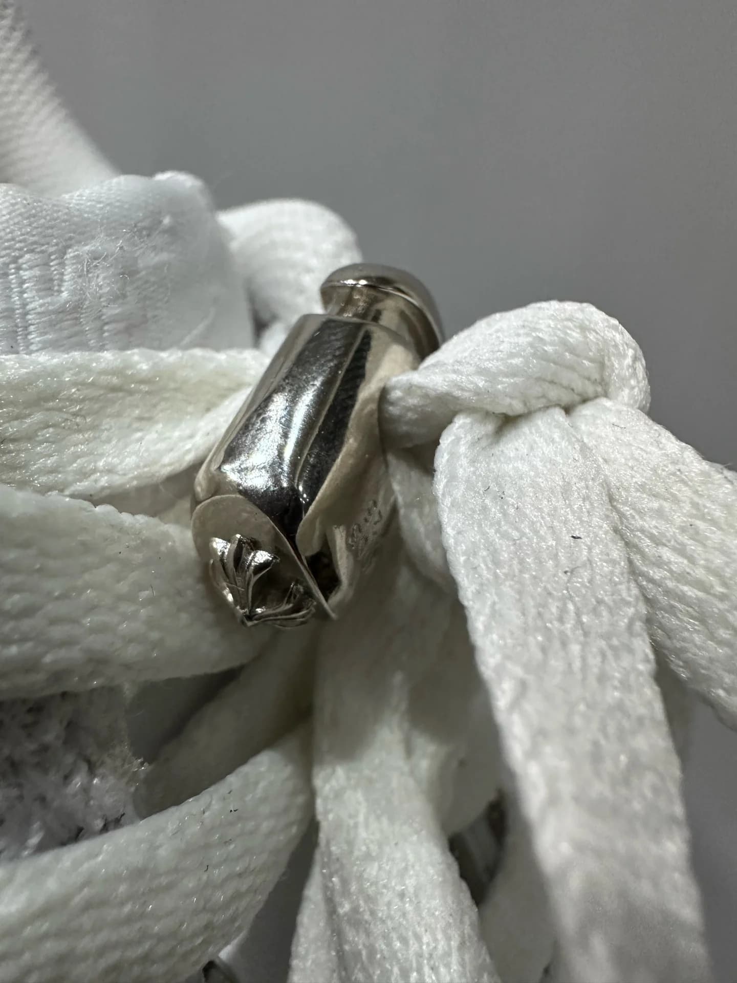 Серебряный фиксатор Chrome Hearts на шнурках кроссовок
