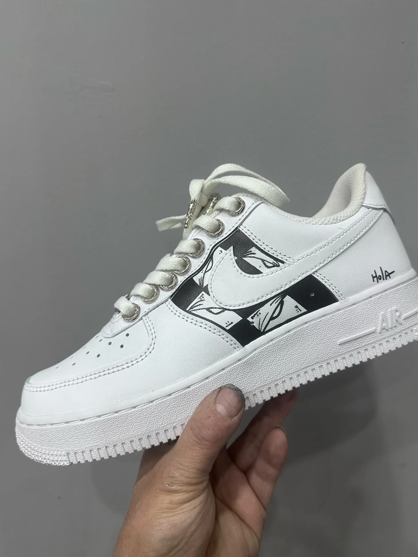 Кроссовки Chrome Hearts x Nike Air Force 1 Matty Boy с черно-белым рисунком, вид сбоку
