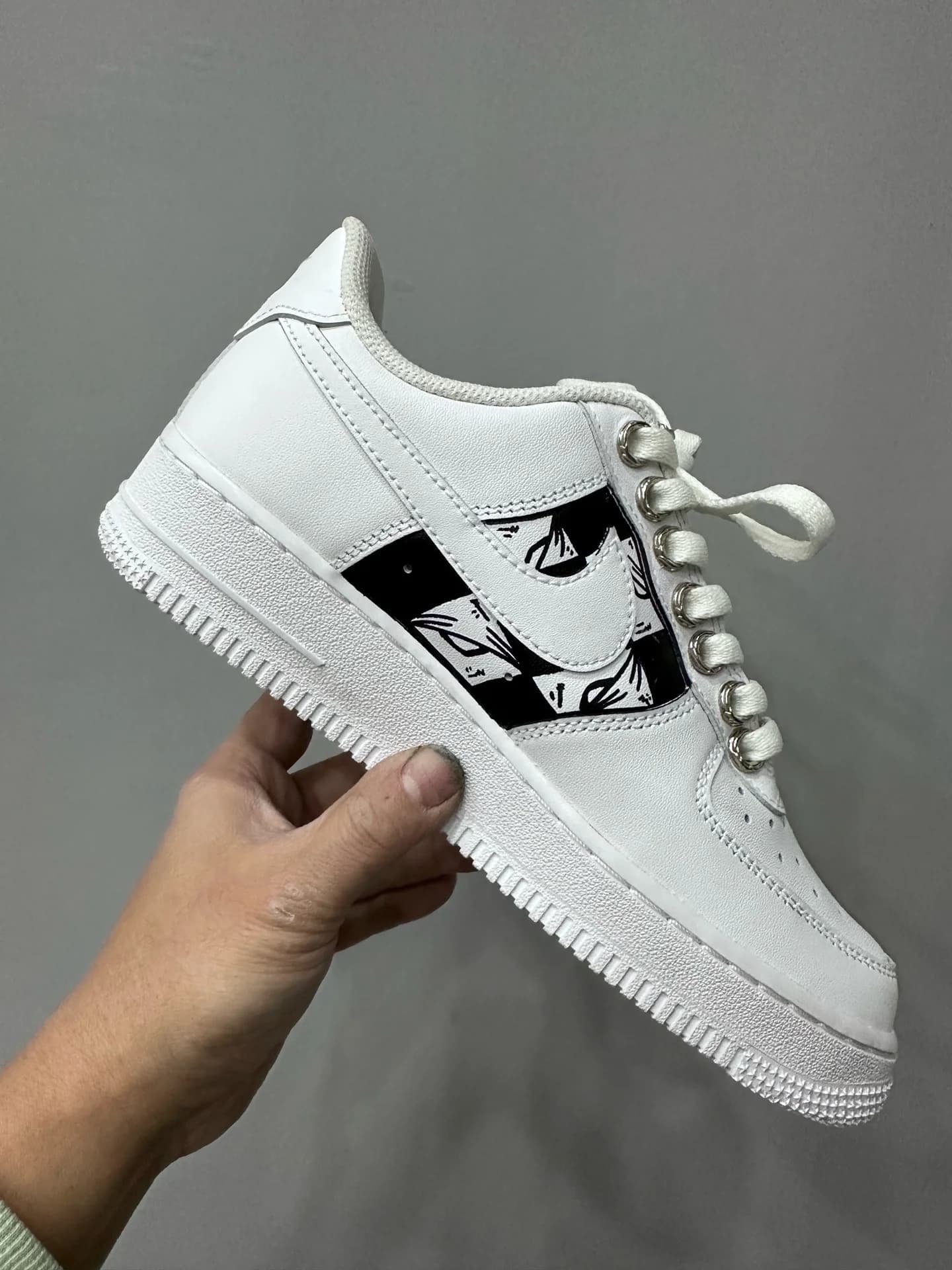 Белые кастомные кроссовки Chrome Hearts x Nike Air Force 1 Matty Boy, вид сбоку