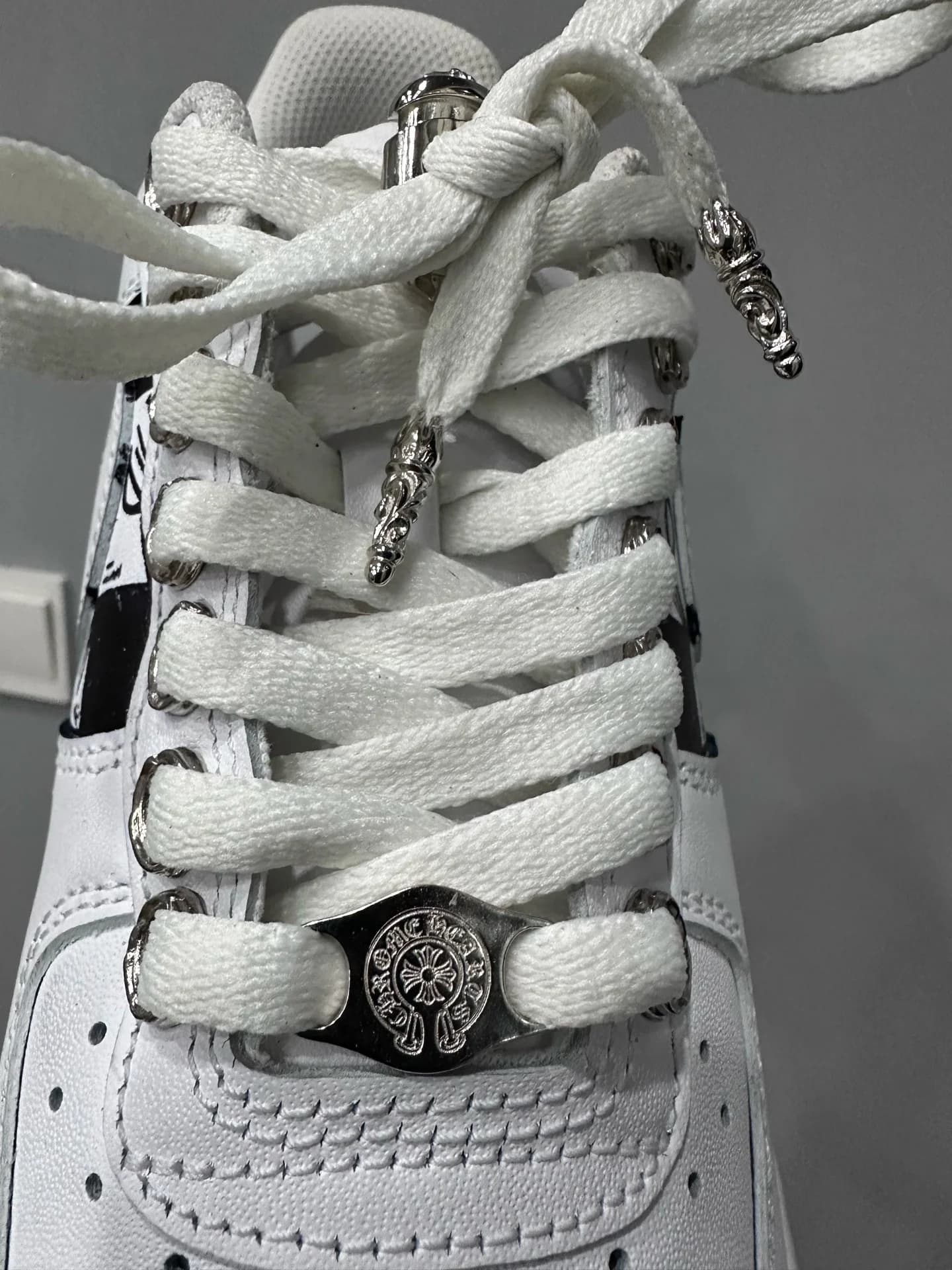 Вид сверху на шнуровку кроссовок Chrome Hearts x Nike Air Force 1 Matty Boy с серебряными деталями