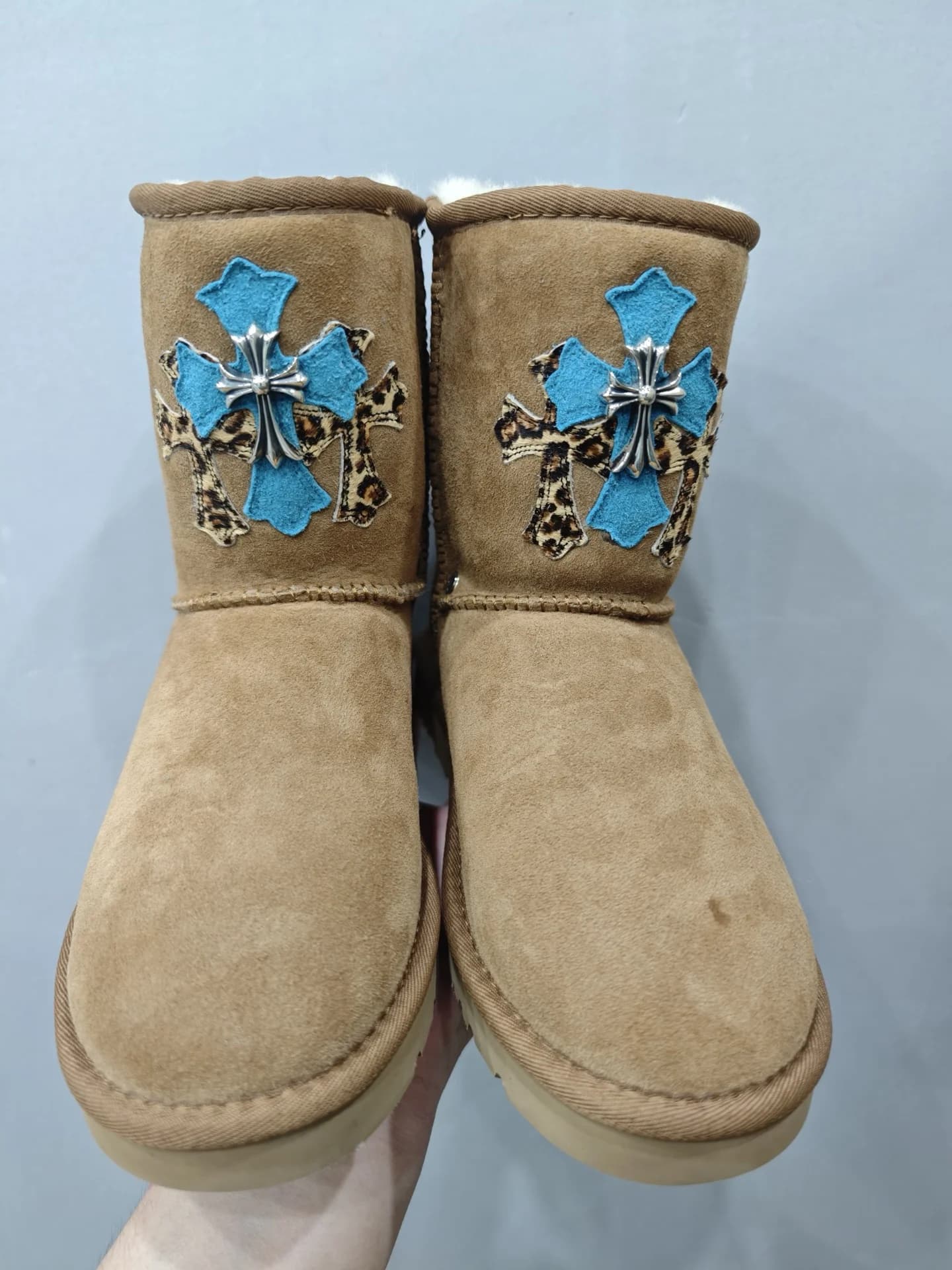 Сапоги-угги Chrome Hearts x UGG Classic Short бежевого цвета с голубыми крестами, вид спереди