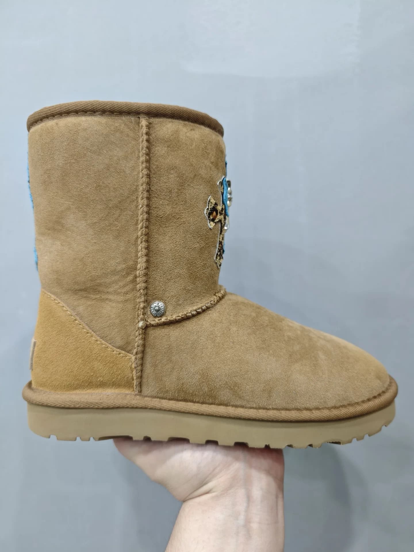 Сапоги-угги Chrome Hearts x UGG Classic Short, вид сбоку