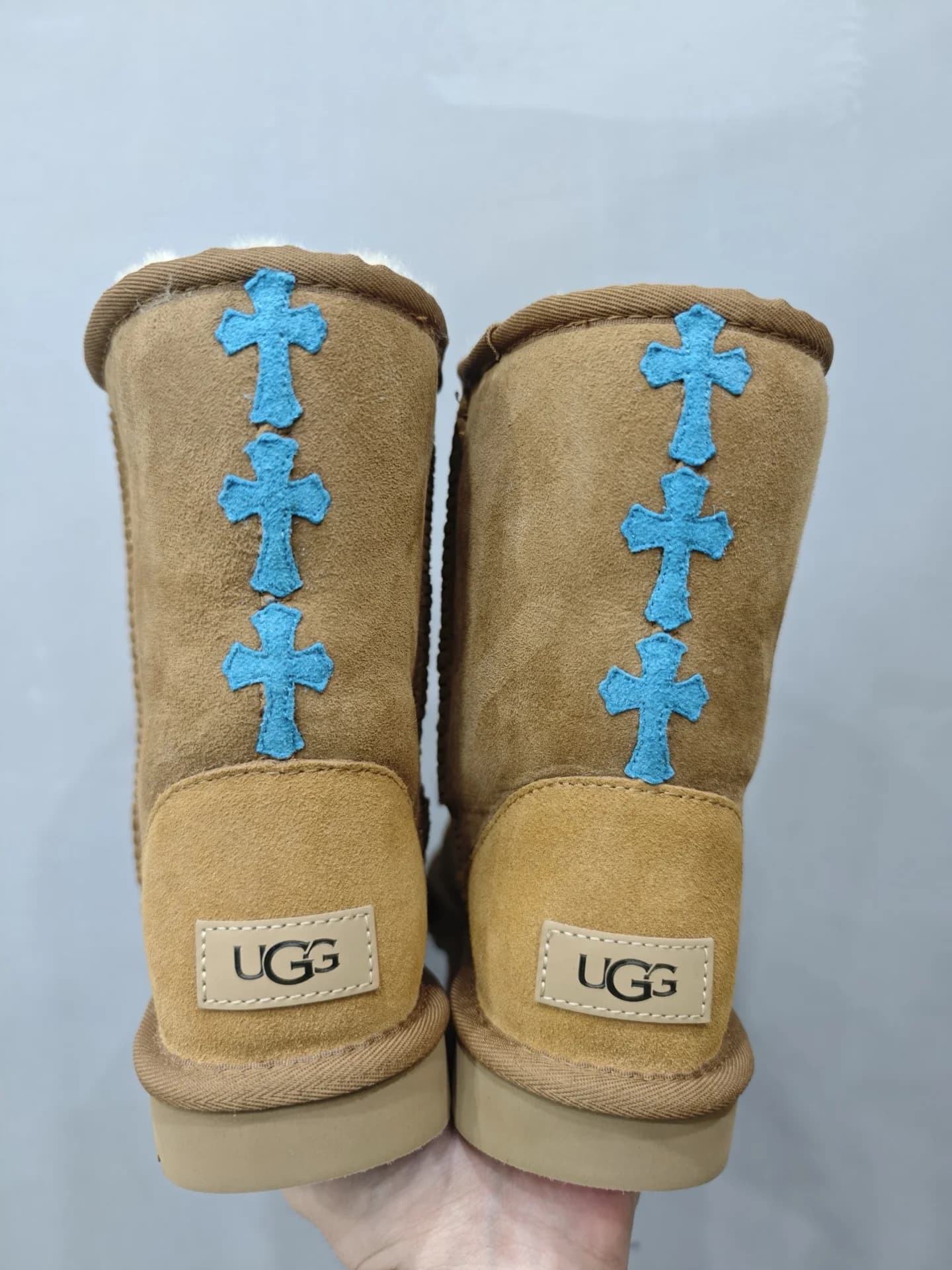 Сапоги-угги Chrome Hearts x UGG Classic Short, вид сзади с нашивкой UGG
