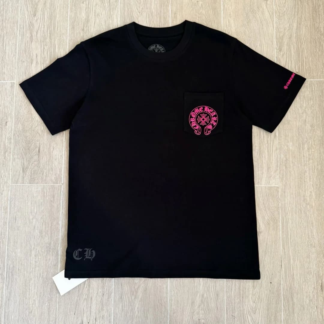 Черная футболка Chrome Hearts с розовым принтом, вид спереди