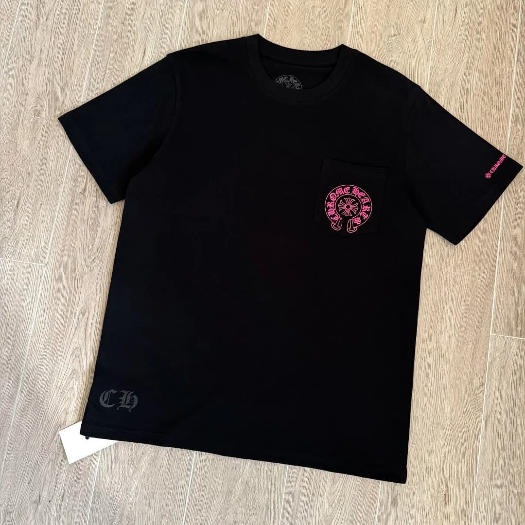 Черная футболка Chrome Hearts с розовым принтом, вид спереди под углом