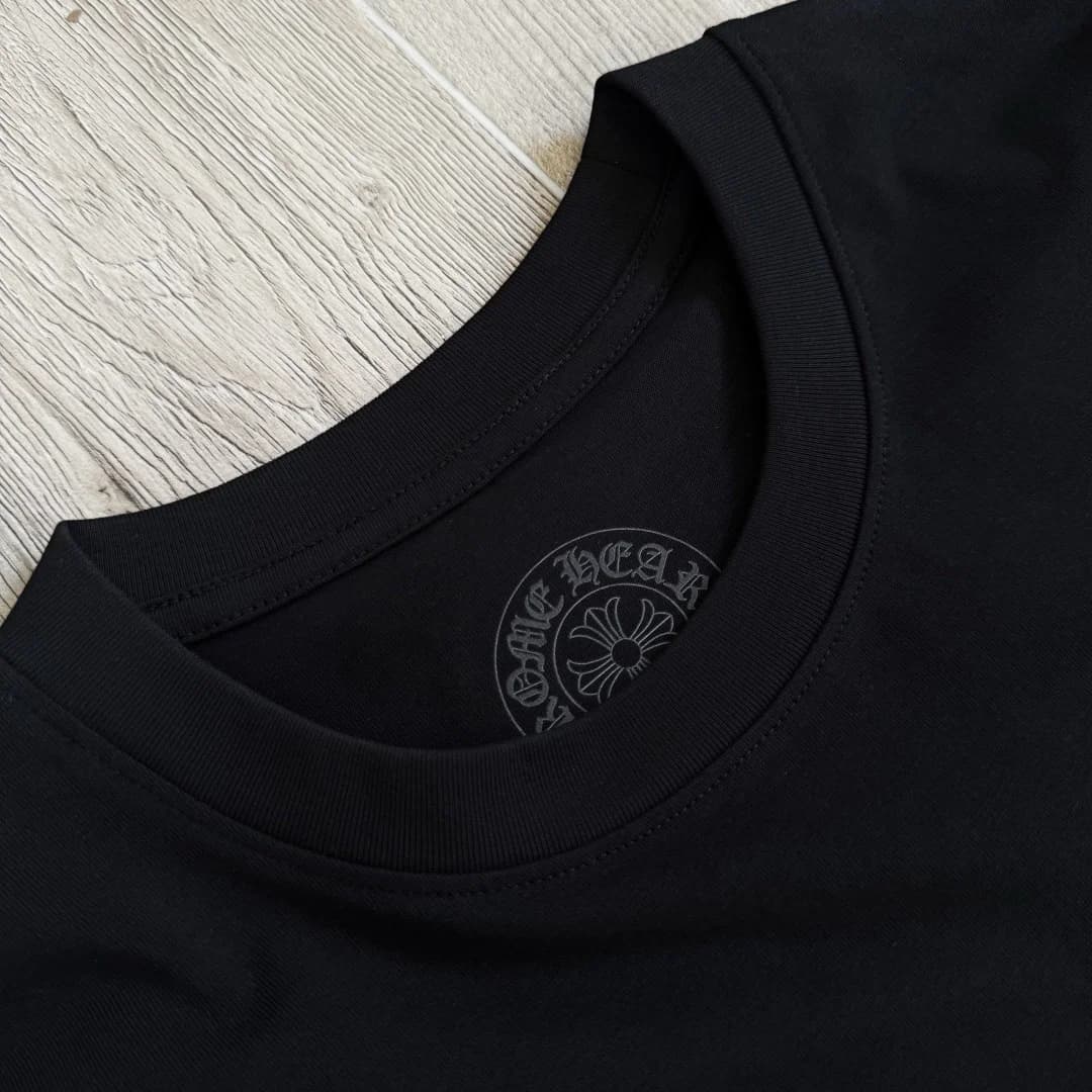Круглый вырез горловины футболки Chrome Hearts