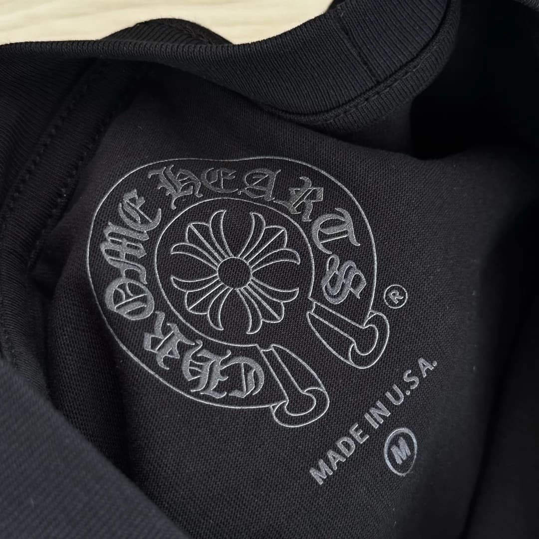Внутренний принт с логотипом бренда на горловине футболки Chrome Hearts