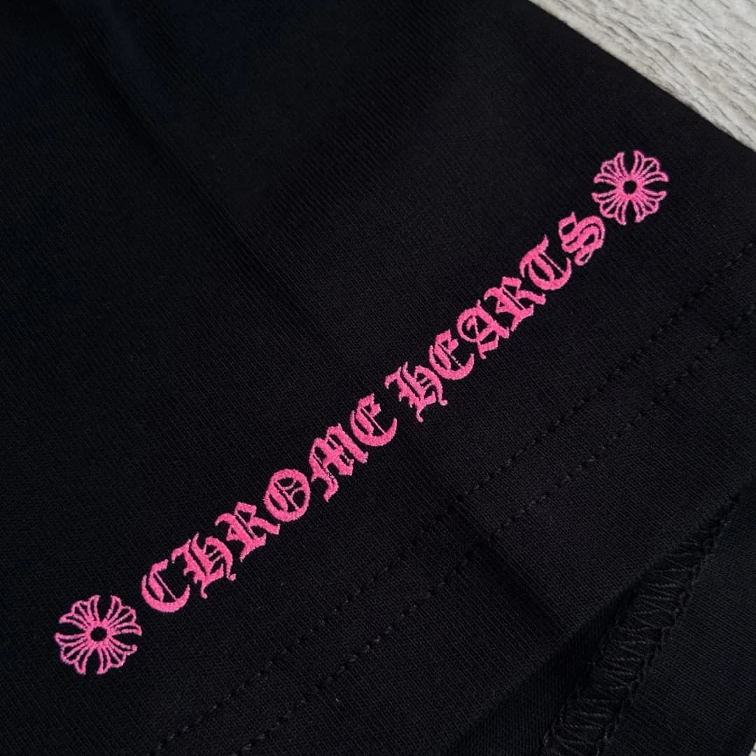 Розовый текстовый принт Chrome Hearts на рукаве