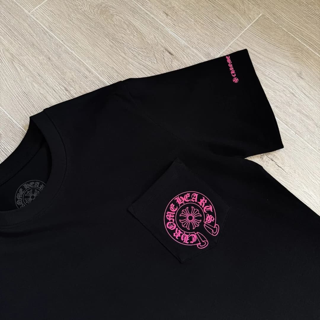 Верхняя часть футболки Chrome Hearts с карманом, вид спереди