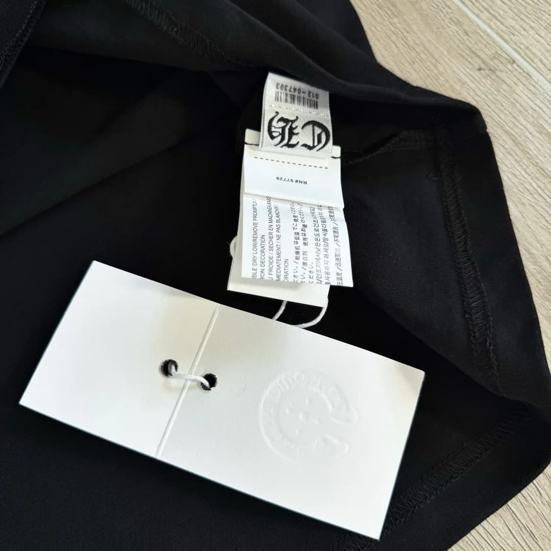 Внутренние бирки и ярлыки футболки Chrome Hearts