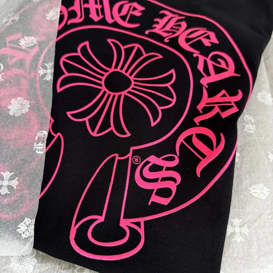 Крупный план принта Chrome Hearts на ткани
