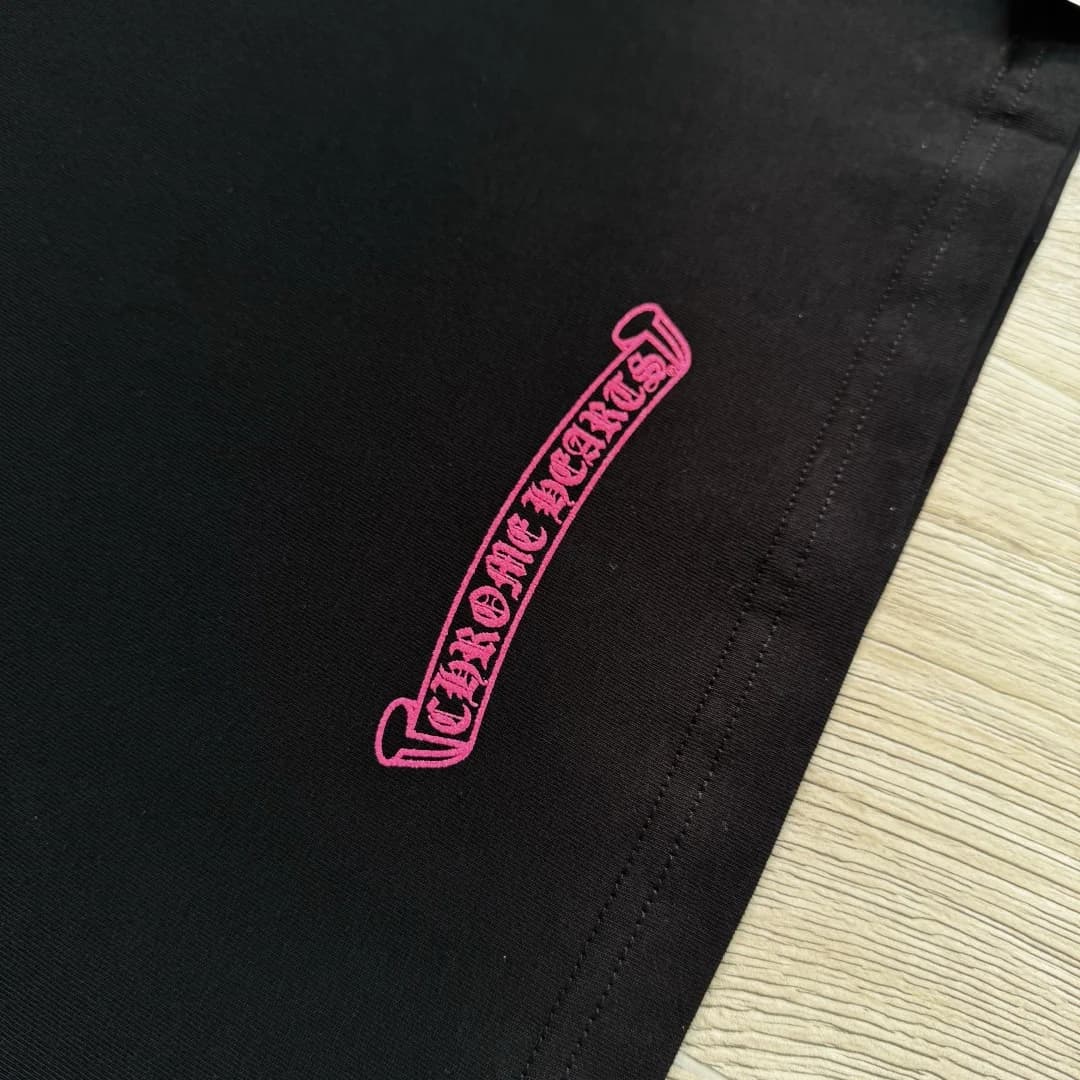 Розовый текстовый логотип Chrome Hearts внизу футболки
