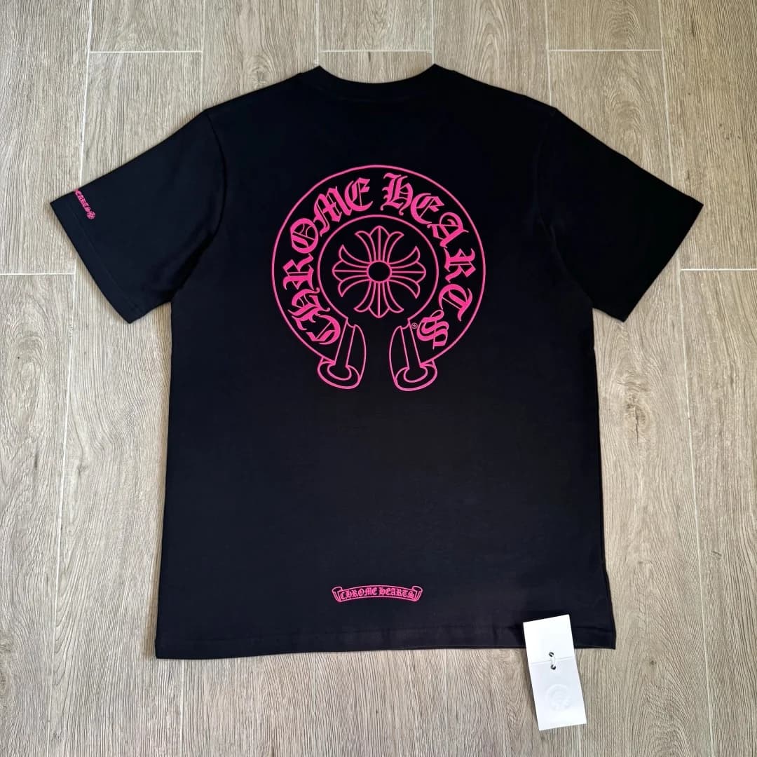 Черная футболка Chrome Hearts с розовым принтом, вид сзади