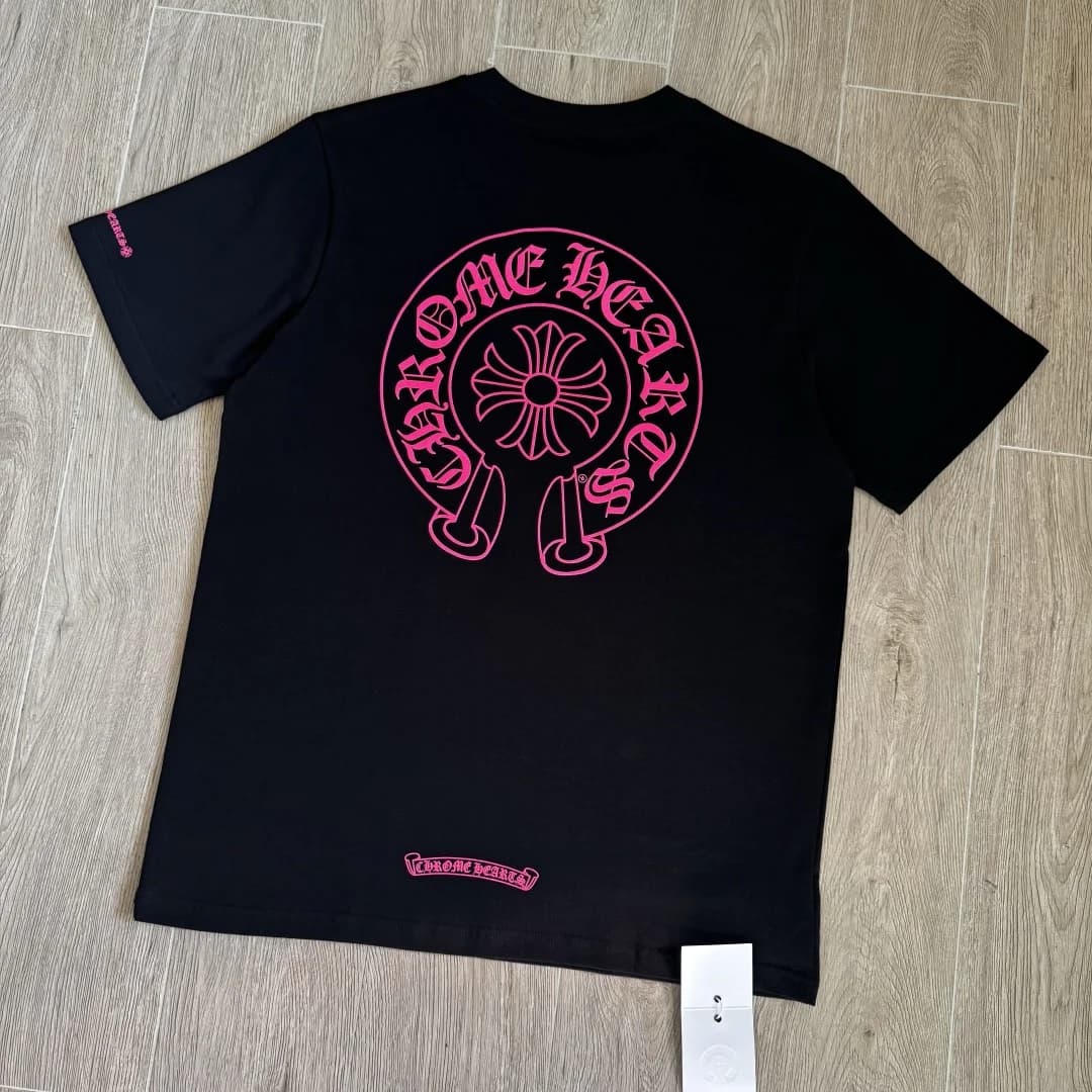 Черная футболка Chrome Hearts с розовым принтом, вид сзади под углом
