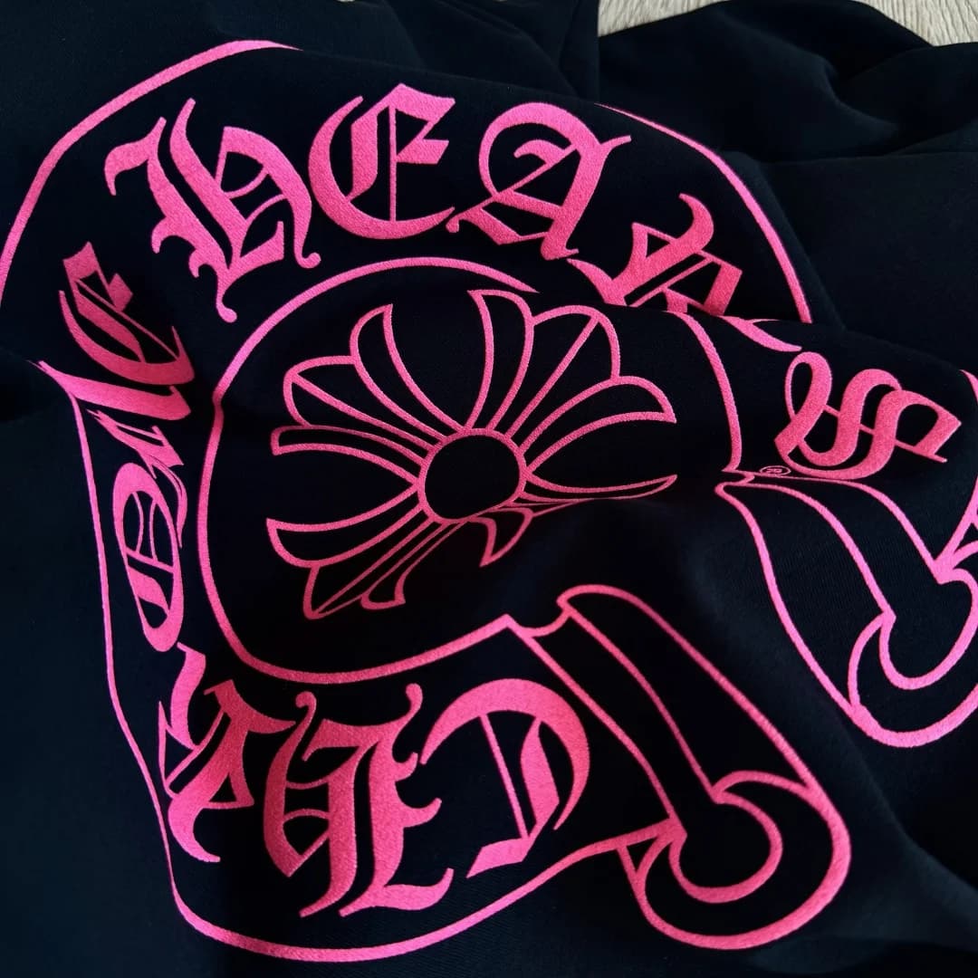 Крупный план розового принта-подковы Chrome Hearts на спине