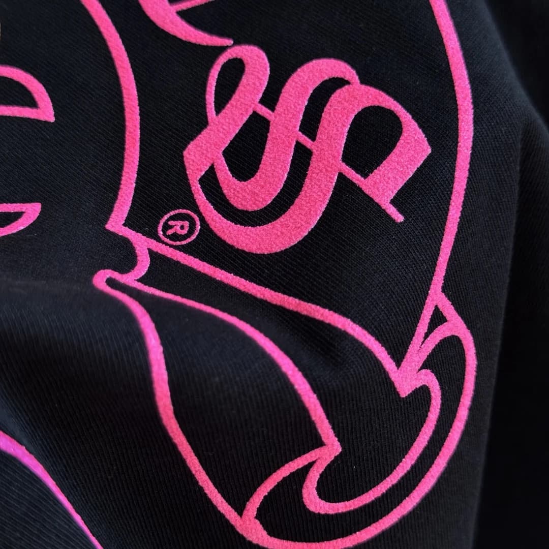 Деталь объемного розового принта на футболке Chrome Hearts