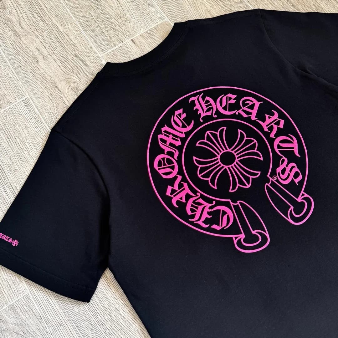 Вид сзади на футболку Chrome Hearts с розовым принтом