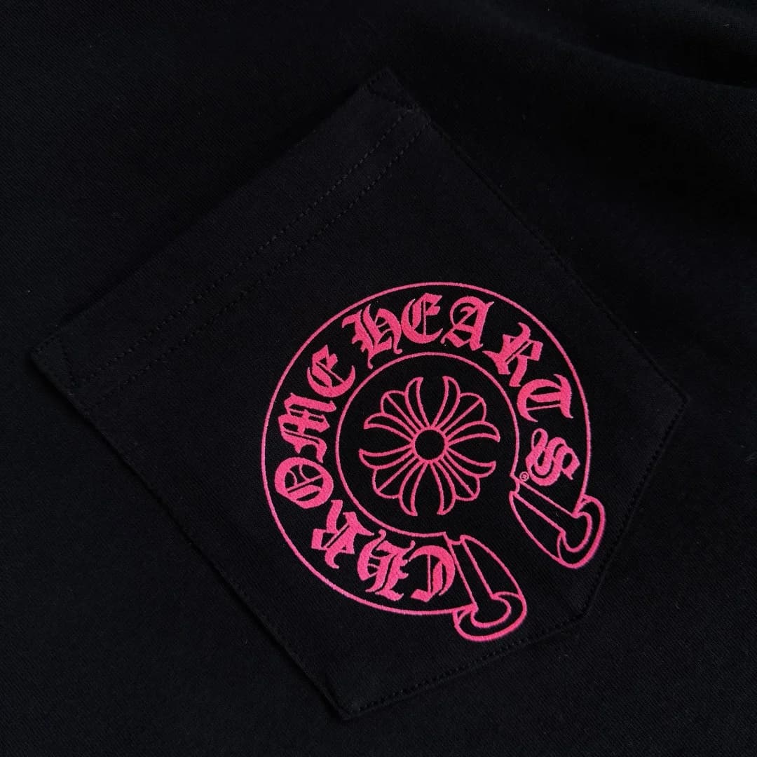 Накладной карман с розовым принтом на груди футболки Chrome Hearts