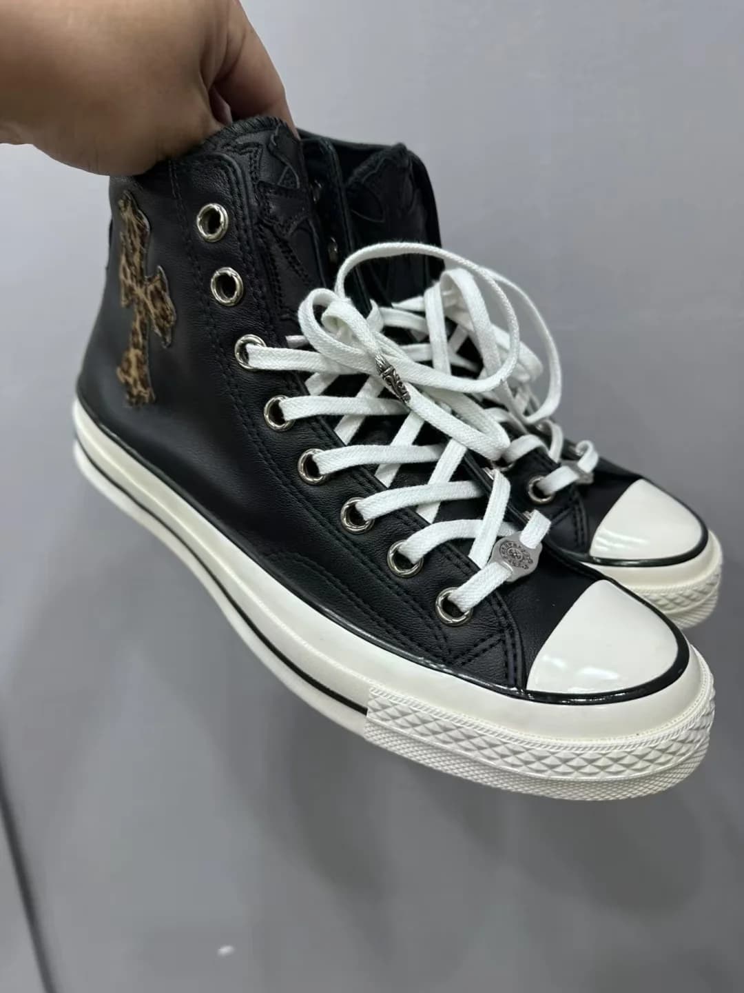 Черные высокие кеды Chrome Hearts Converse Chuck 70 Custom с леопардовыми крестами, вид сбоку