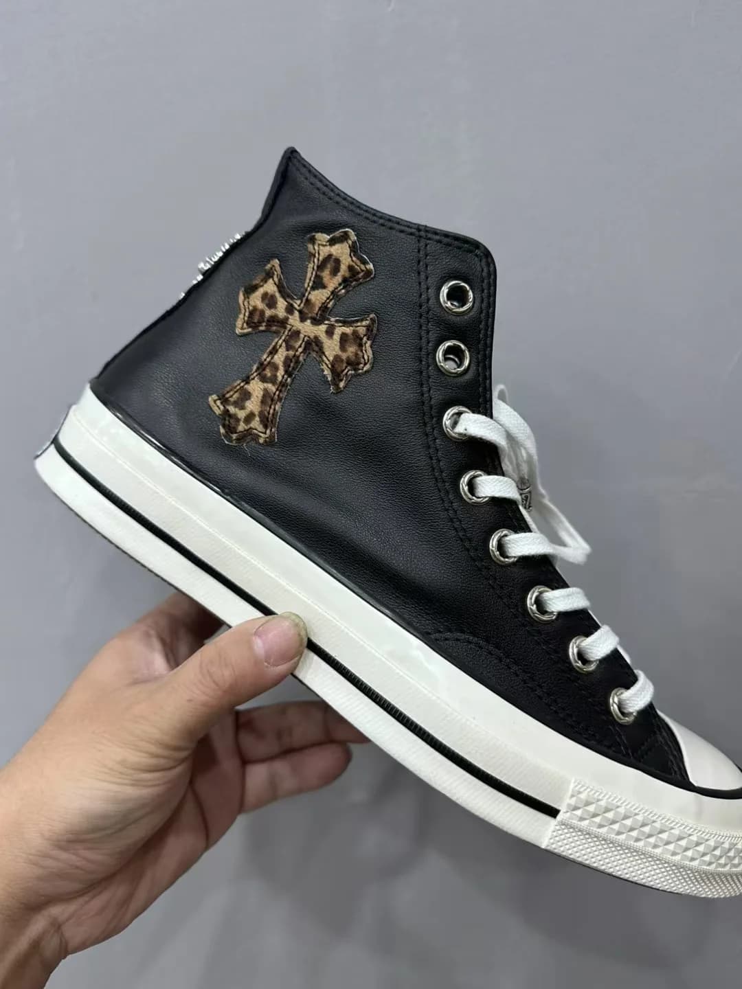 Черные высокие кеды Chrome Hearts Converse Chuck 70 Custom с леопардовыми крестами, вид сбоку крупным планом