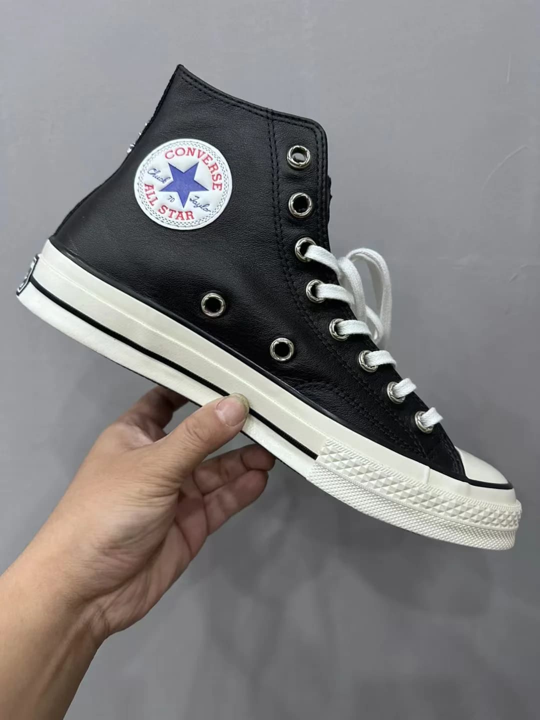 Черные высокие кеды Chrome Hearts Converse Chuck 70 Custom, вид с внутренней стороны с логотипом Converse