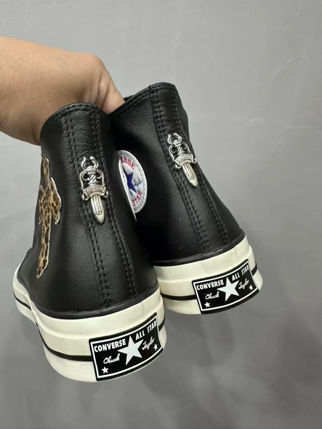 Черные высокие кеды Chrome Hearts Converse Chuck 70 Custom, вид сзади с серебряными кинжалами