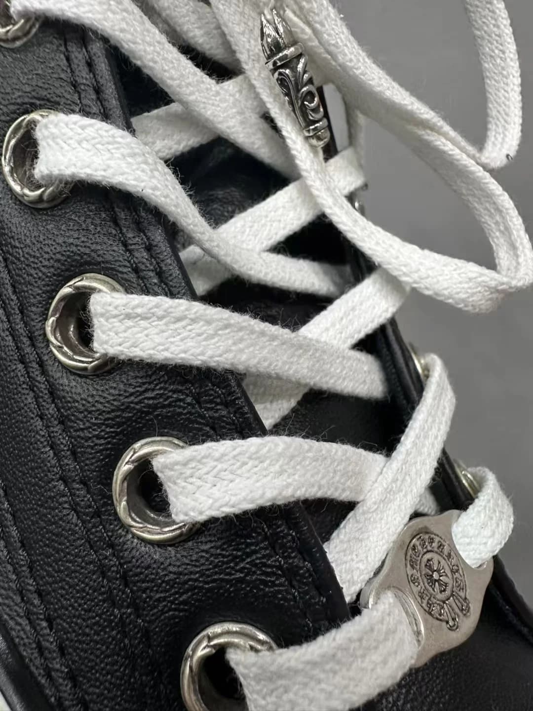 Деталь шнуровки кед Chrome Hearts Converse Chuck 70 Custom с серебряной фурнитурой