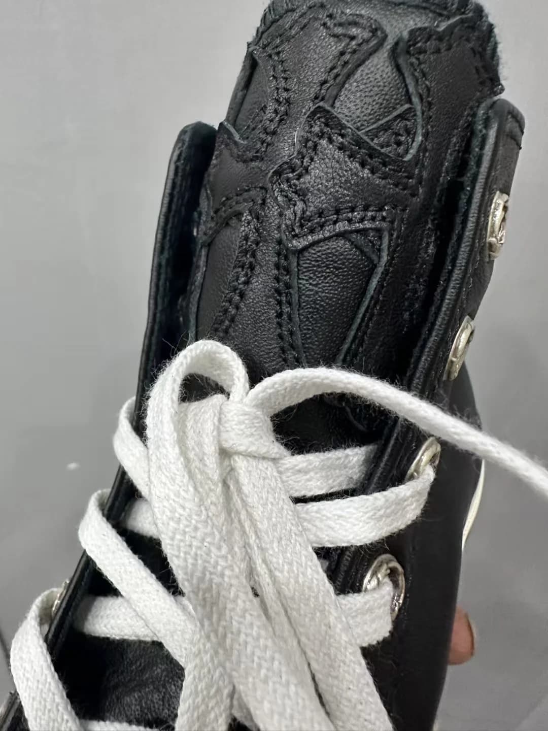 Язычок кед Chrome Hearts Converse Chuck 70 Custom с тиснением в виде креста
