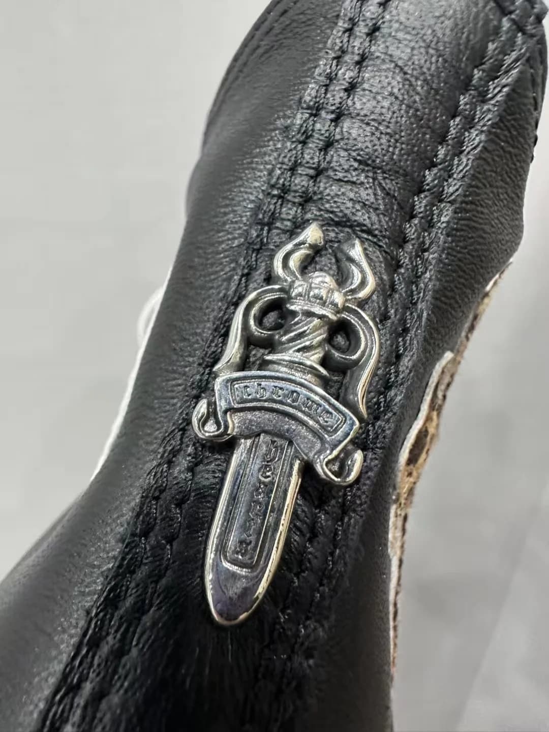 Серебряный элемент в виде кинжала на заднике кед Chrome Hearts Converse Chuck 70 Custom