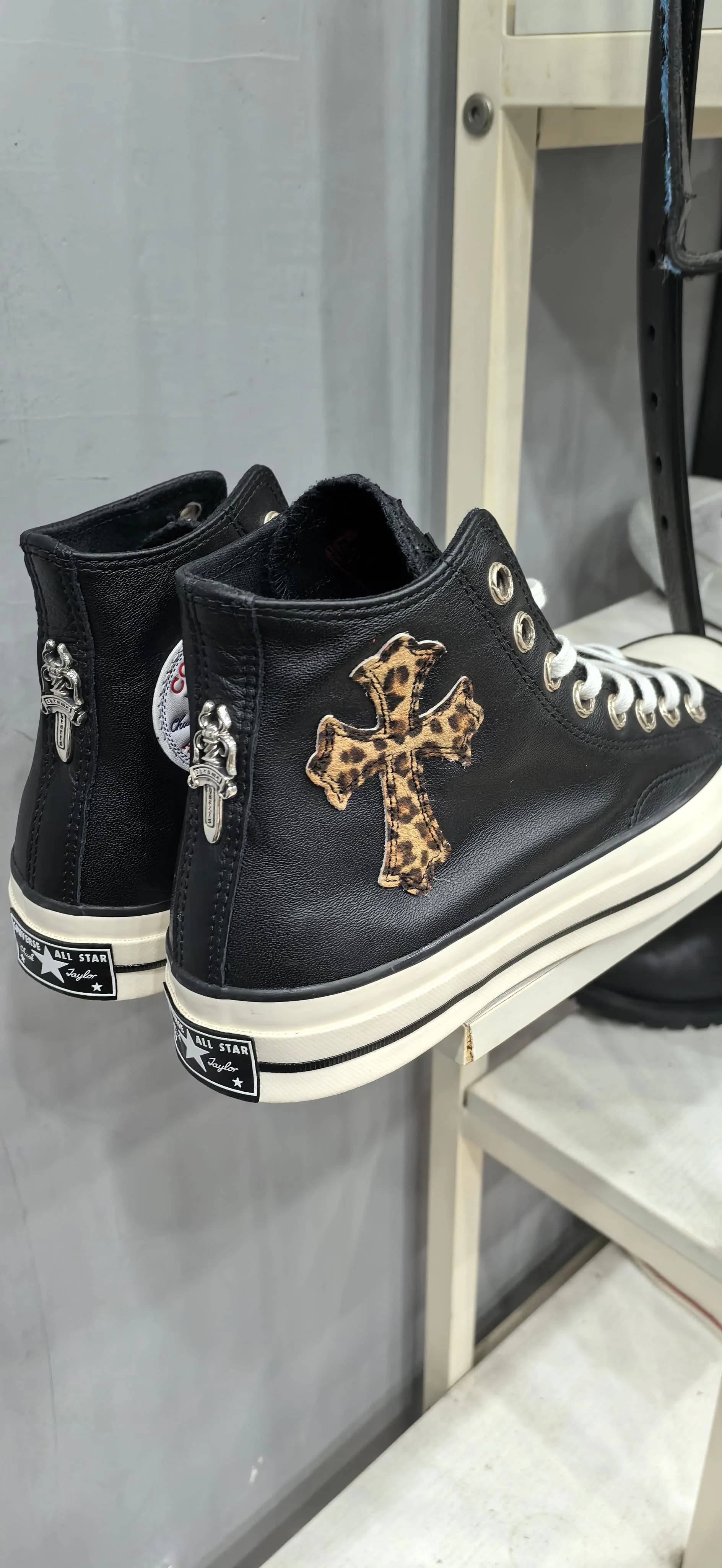 Пара кед Chrome Hearts Converse Chuck 70 Custom на полке, вид сзади