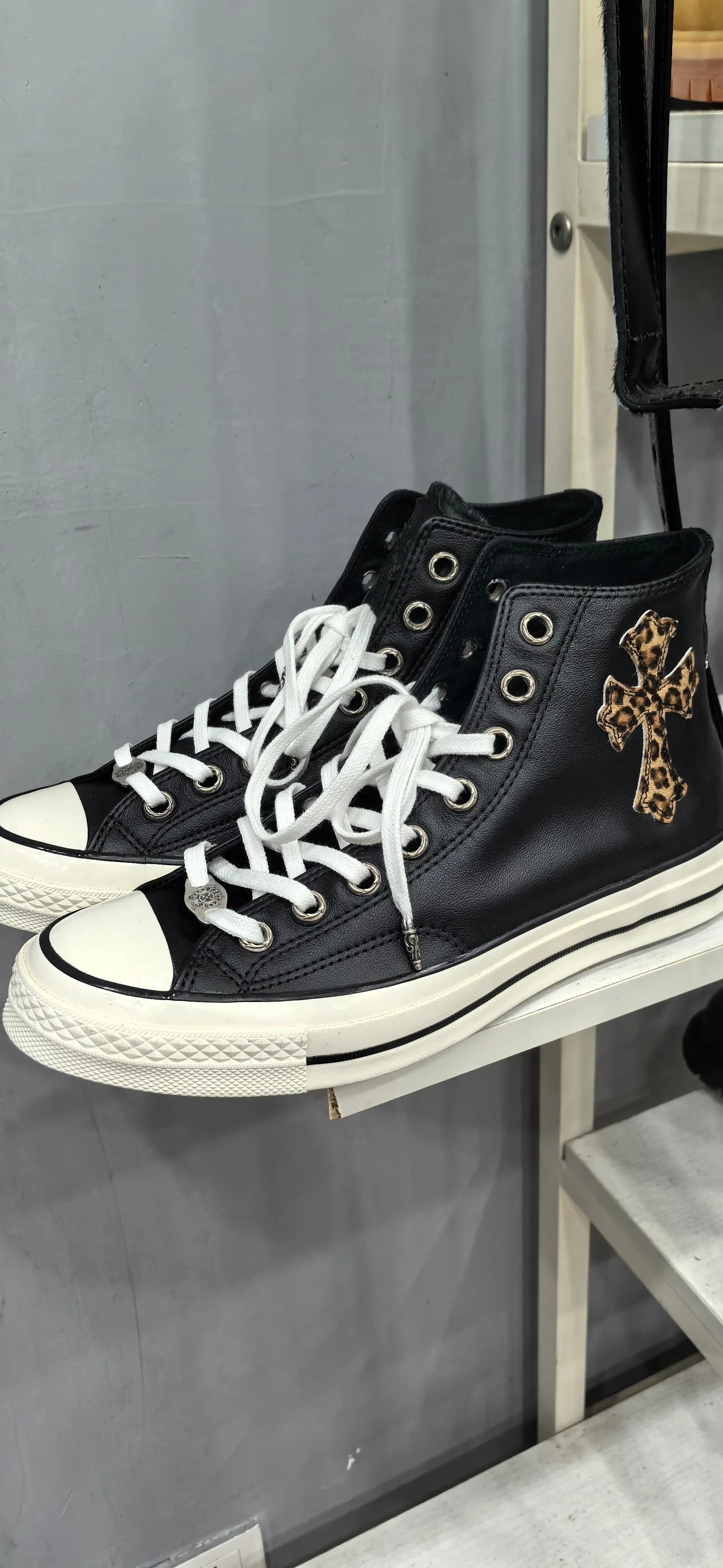 Пара кед Chrome Hearts Converse Chuck 70 Custom на полке, вид сбоку