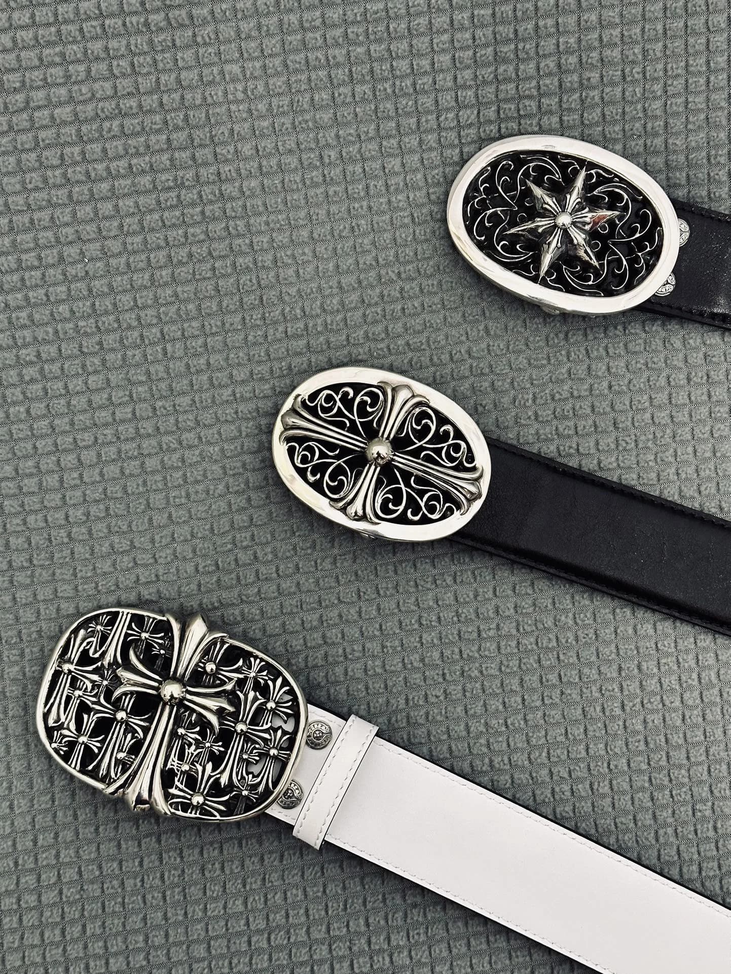 Ремни Chrome Hearts из черной и белой кожи с пряжками из серебра 925 пробы