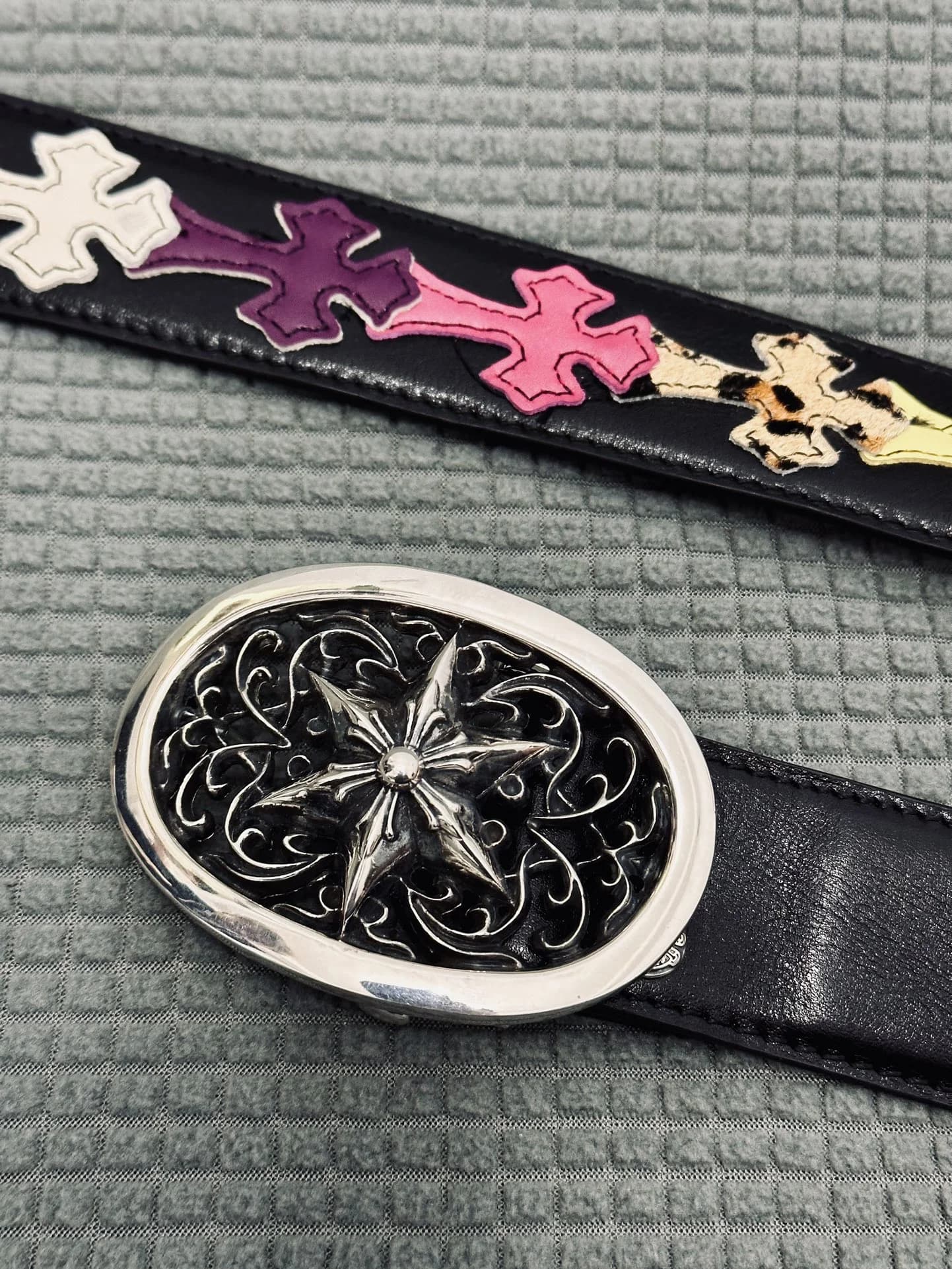 Черный ремень Chrome Hearts с разноцветными нашивками-крестами и пряжкой со звездой