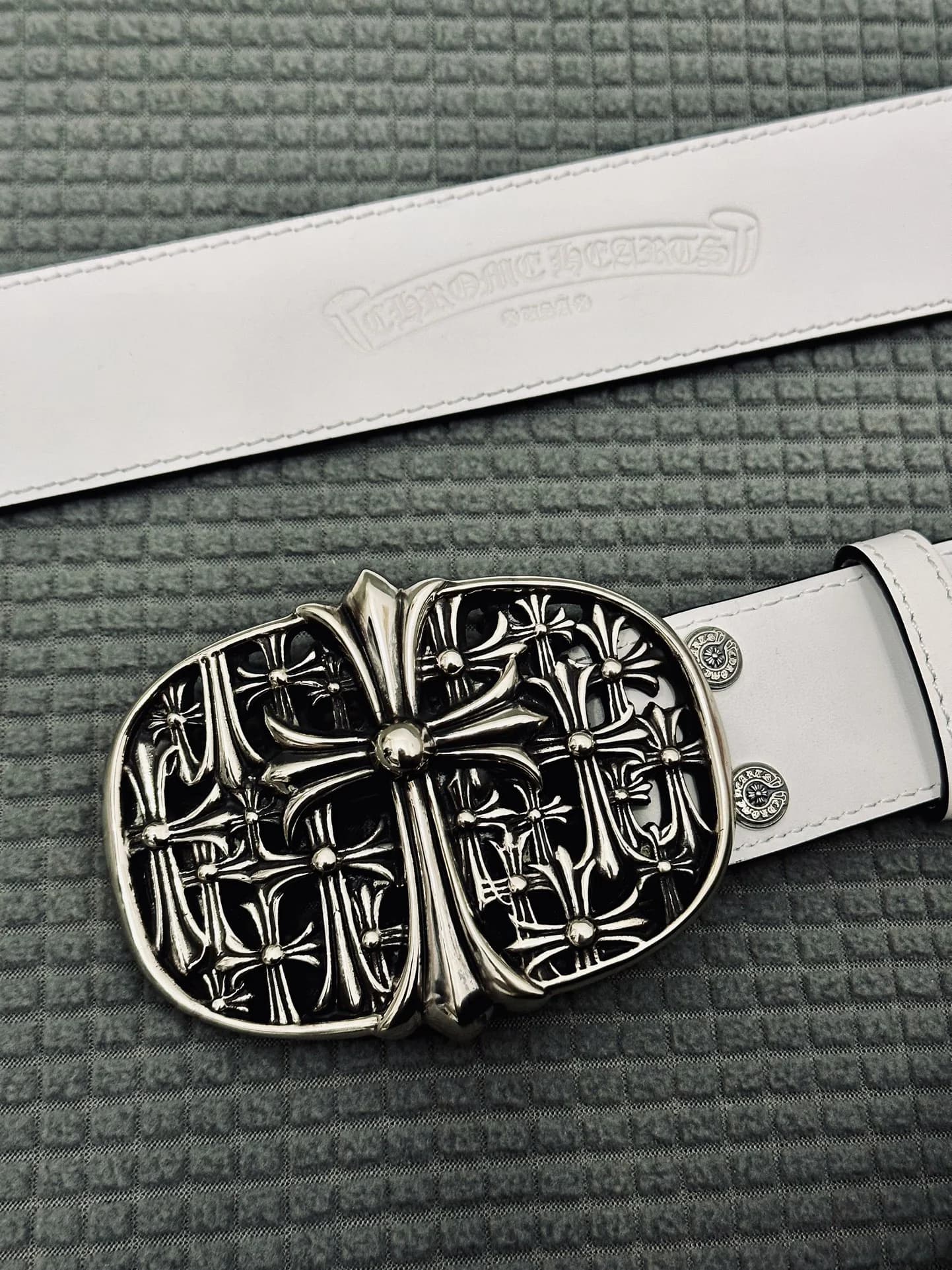 Белый кожаный ремень Chrome Hearts с массивной пряжкой Cemetery Cross