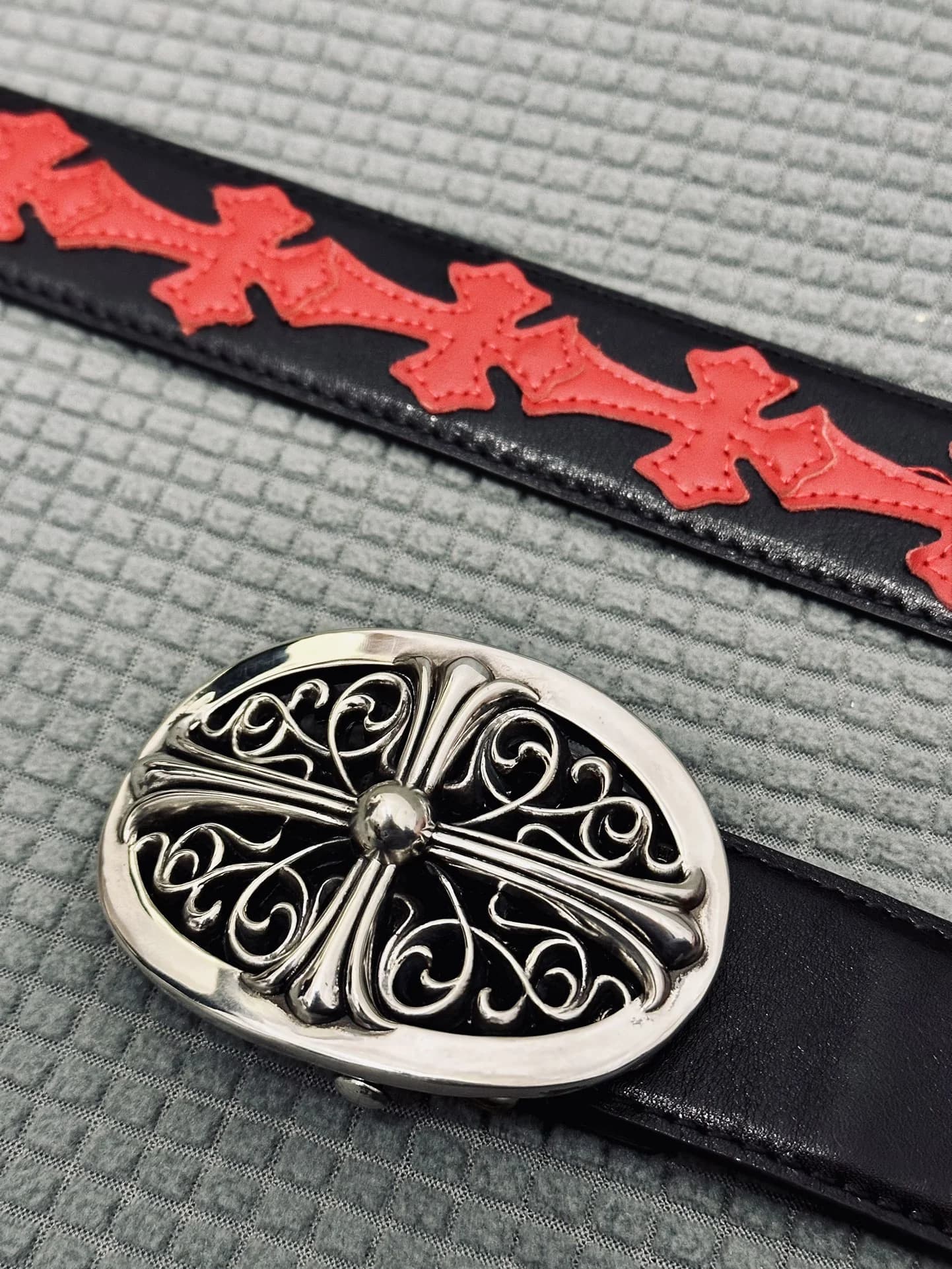 Черный ремень Chrome Hearts с красными нашивками и овальной филигранной пряжкой