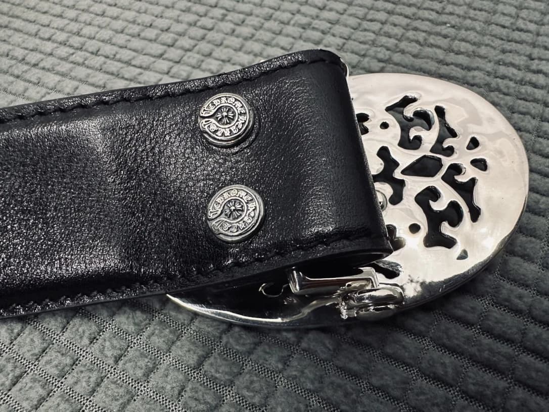 Фирменные серебряные заклепки с крестами на черном ремне Chrome Hearts