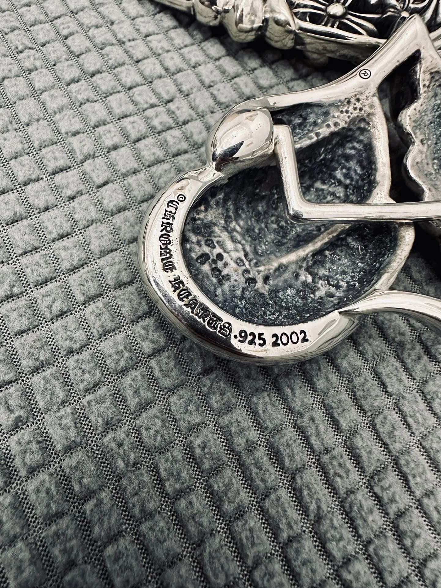 Гравировка Chrome Hearts .925 2002 на обратной стороне пряжки