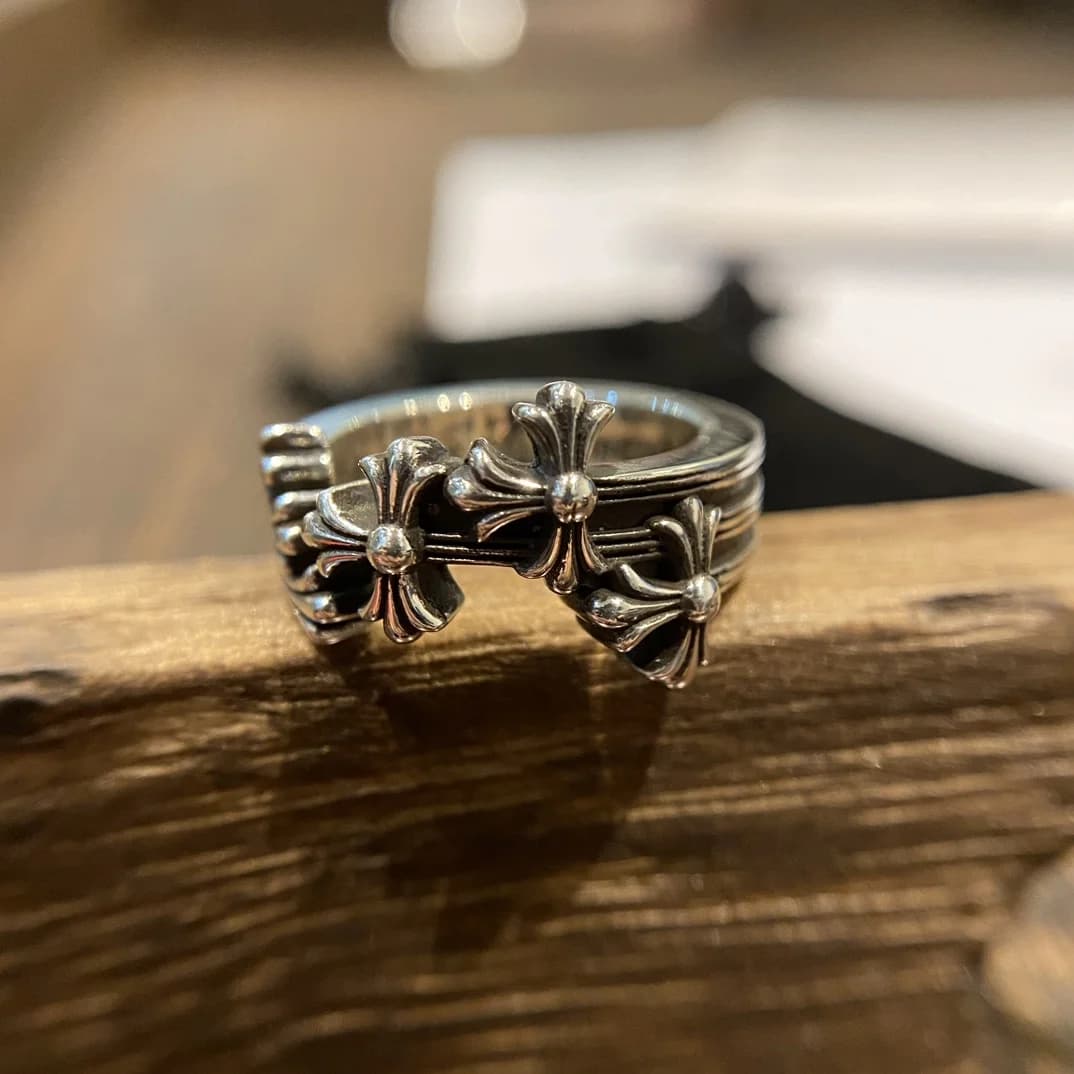 Серебряное кольцо Chrome Hearts с готическими крестами крупным планом спереди