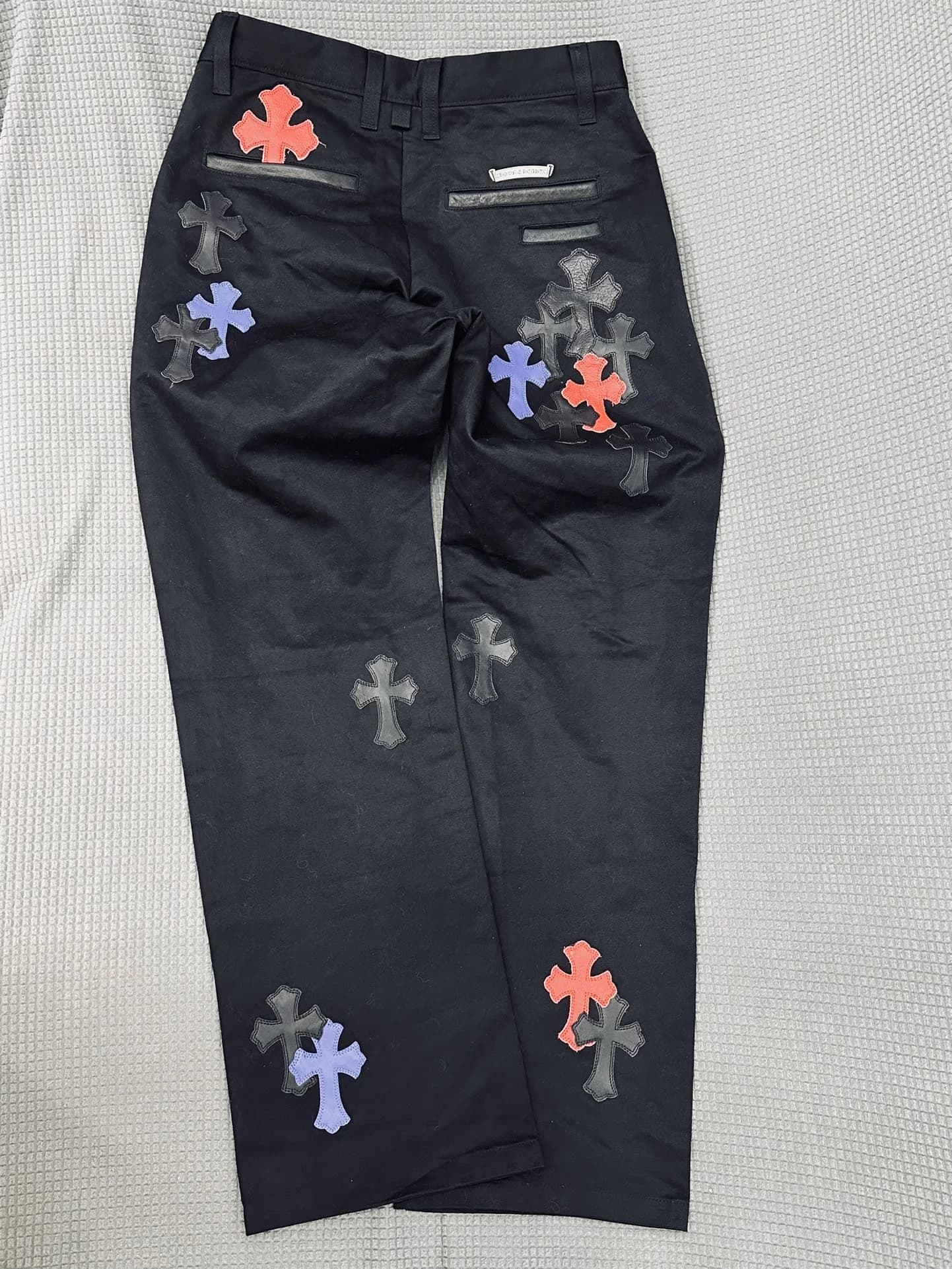 Черные брюки Chrome Hearts с разноцветными кожаными нашивками-крестами, вид сзади